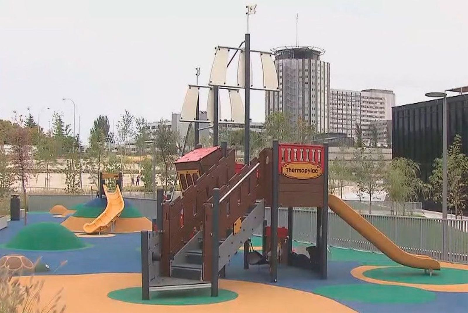 Nueva zona verde y de juegos infantiles a los pies de la torre Caleido