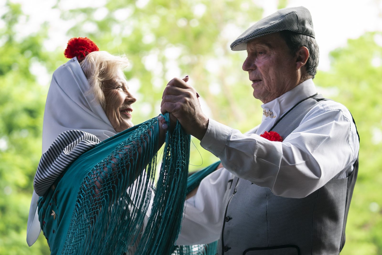 chulapo y chulapa bailando chotis