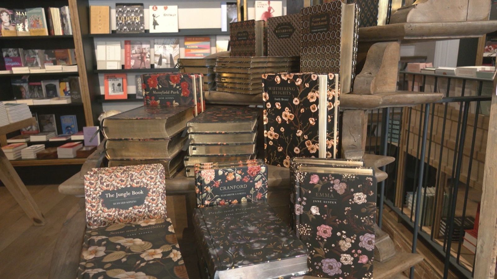 Tarots, sobres sorpresa y una lectura de 12 horas en un escaparate: Madrid se prepara para el Día del Libro