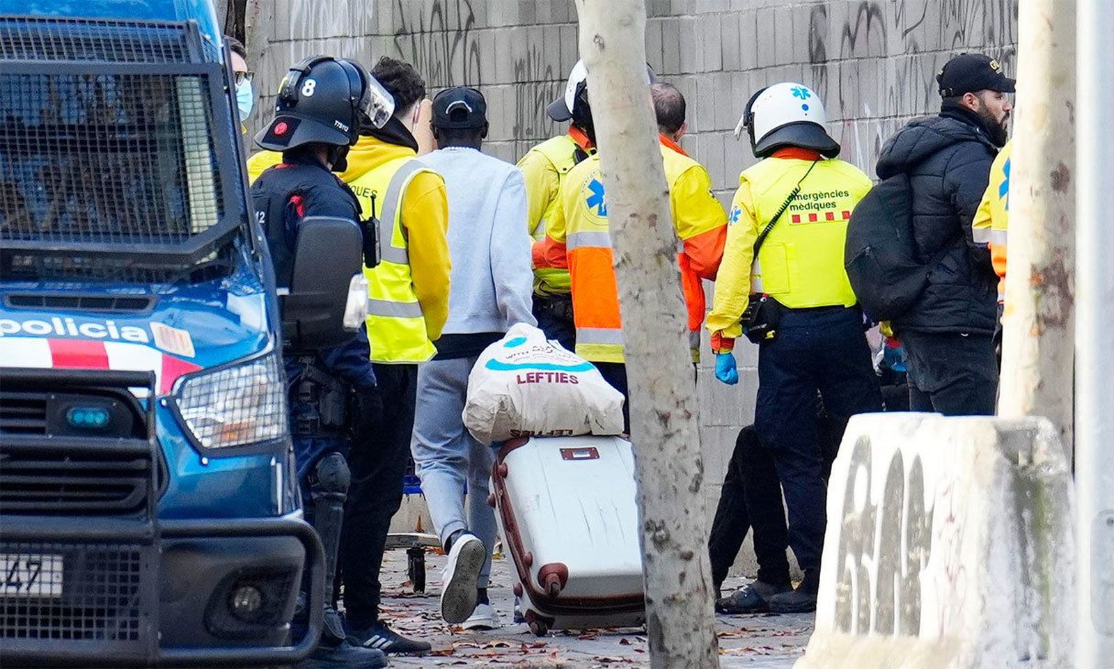 Los Mossos desalojan a 400 okupas, en su mayoría inmigrantes, de un antiguo instituto de Badalona
