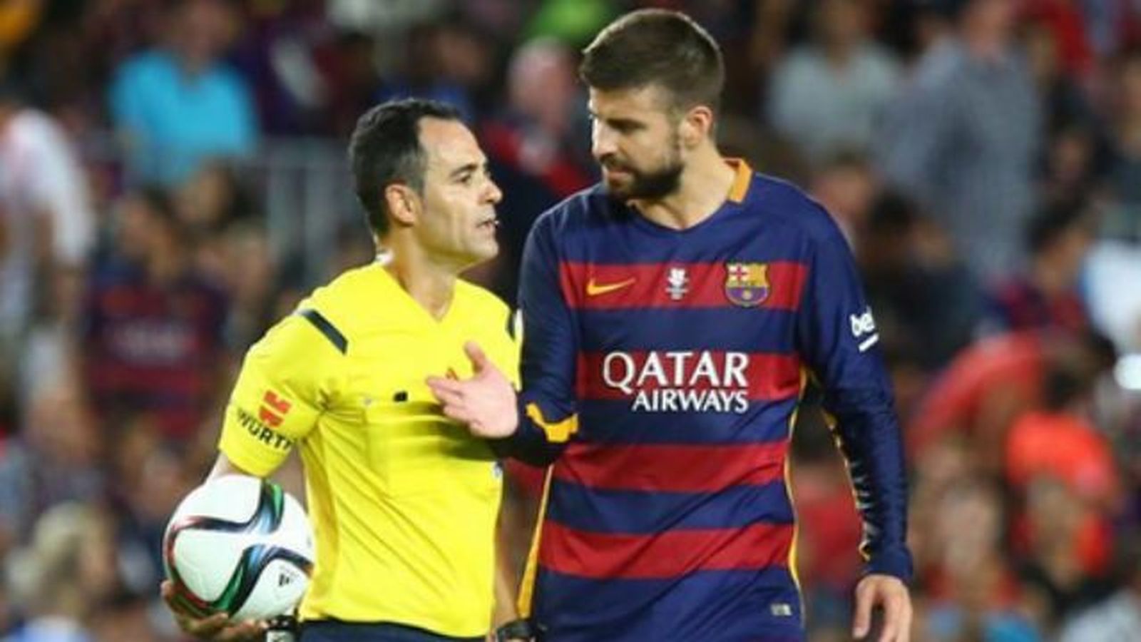 Multa de 3.000 euros a Piqué por su rajada contra los árbitros