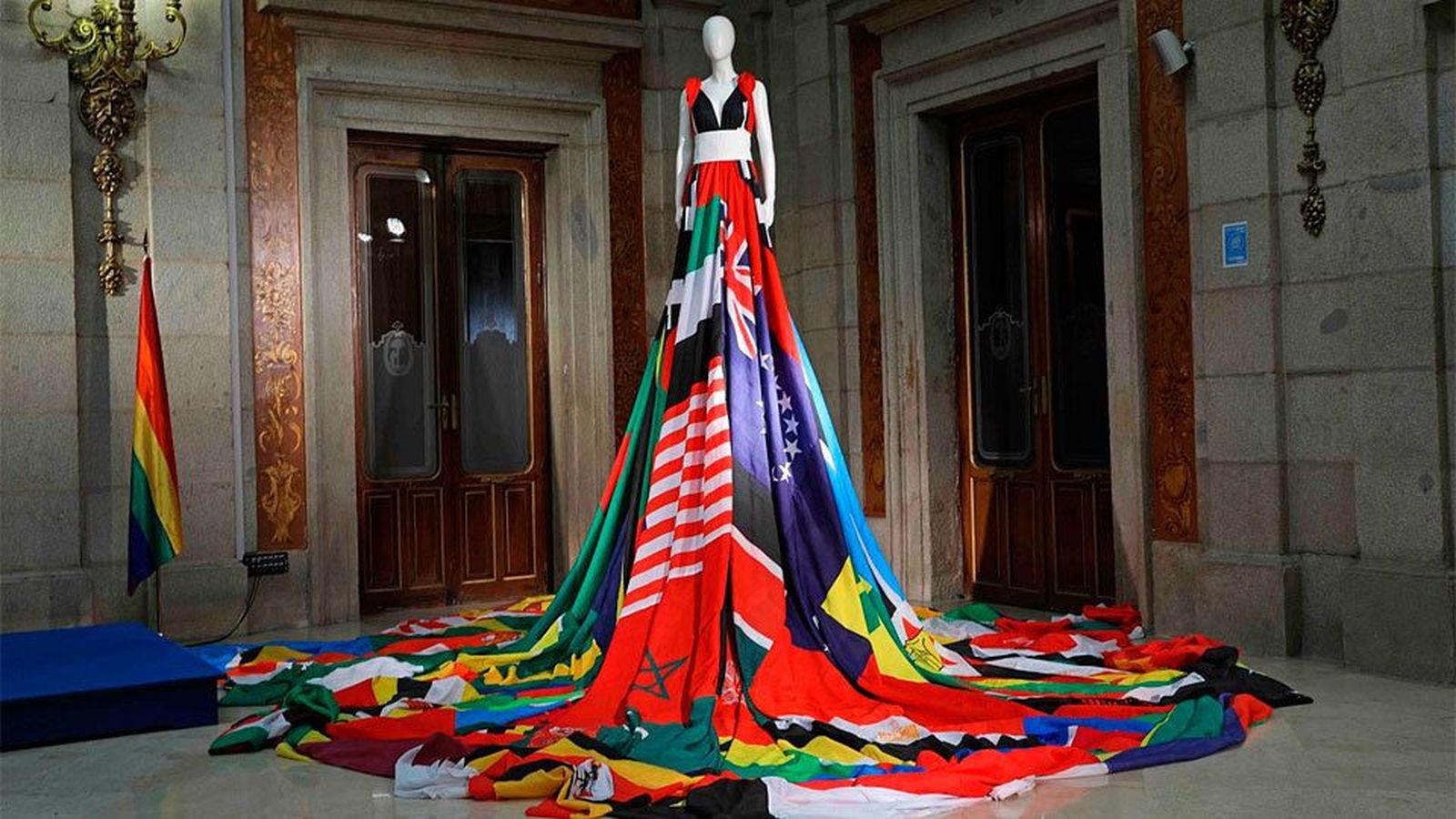Madrid se viste con el “Amsterdam Rainbow Dress”, un icono contra la intolerancia LGTBI+