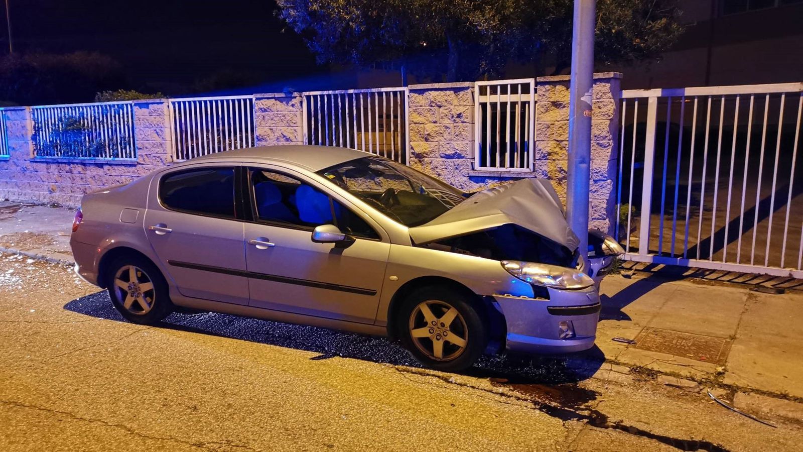La parte delantera del coche quedó totalmente destrozada y empotrada en la farola