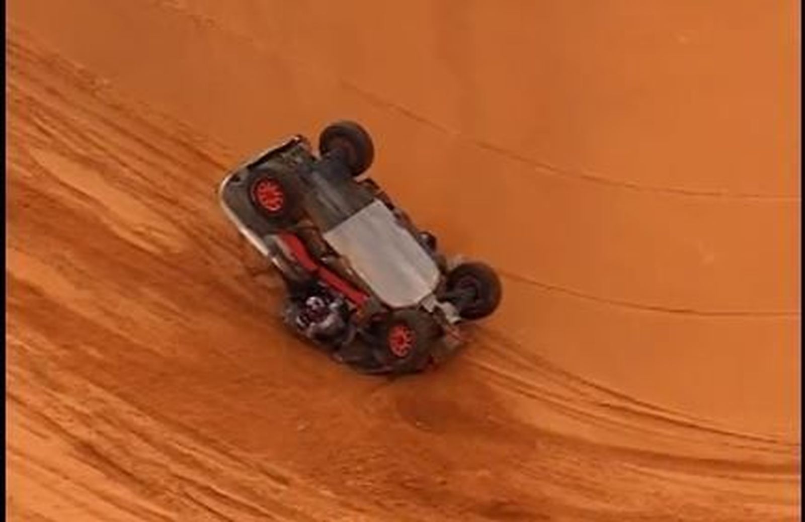 Sainz vuelca, un helicóptero le traslada al hospital y le pide que dé la vuelta para continuar en el Dakar