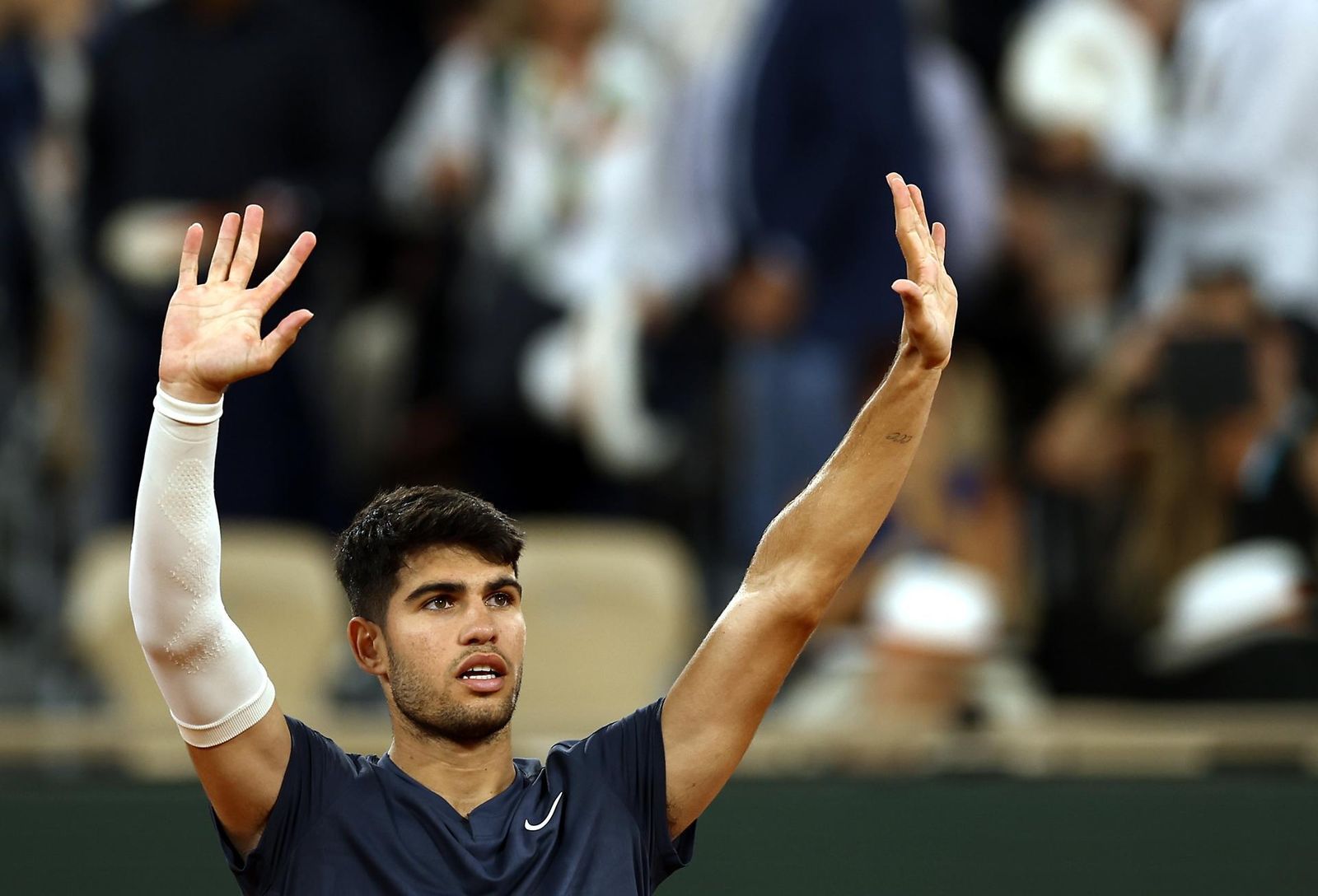 Alcaraz celebra su primera victoria en Roland Garros 2024