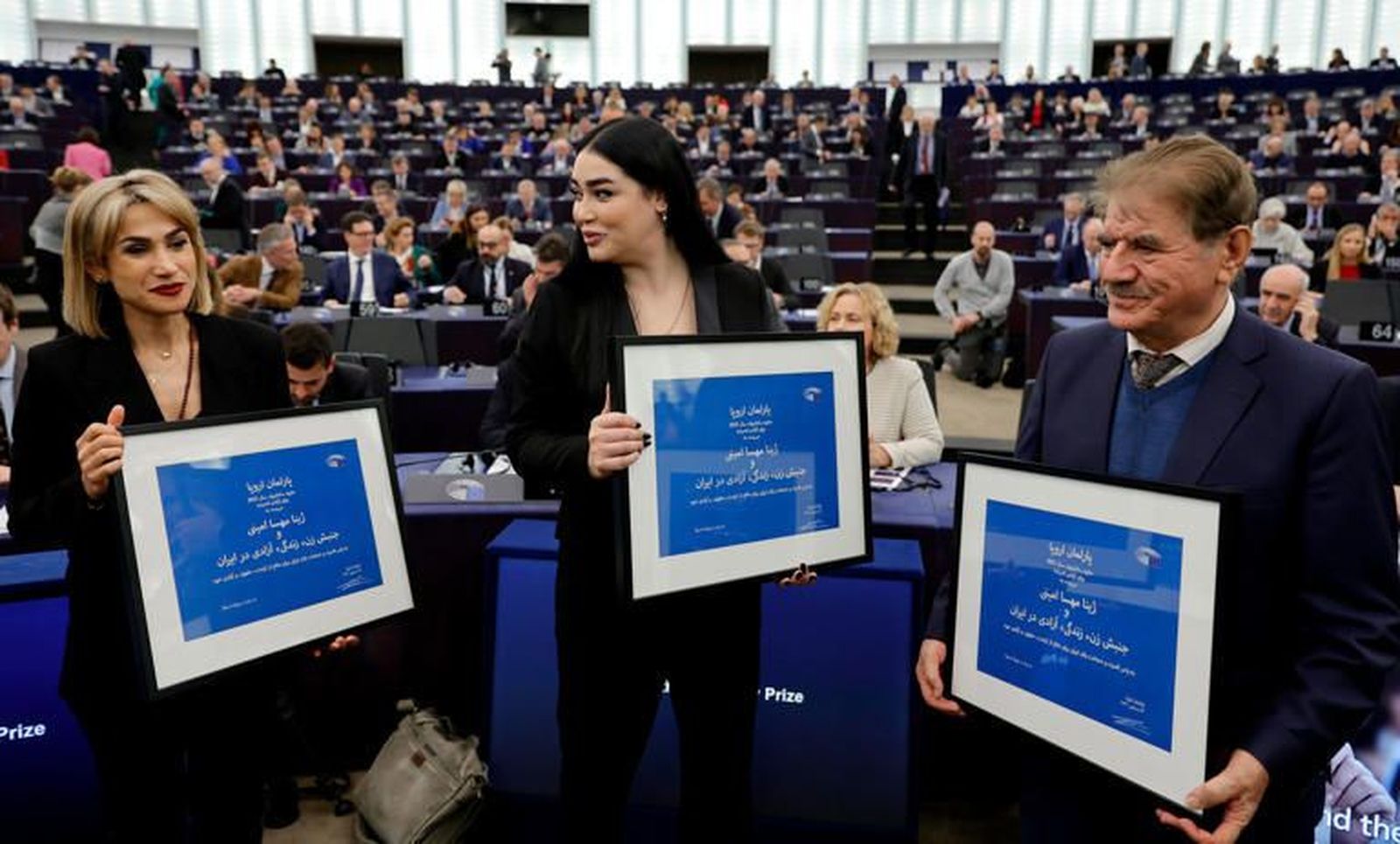 Los familiares y el abogado de Mahsa Amini reciben el premio Sájarov en el Parlamento Europeo