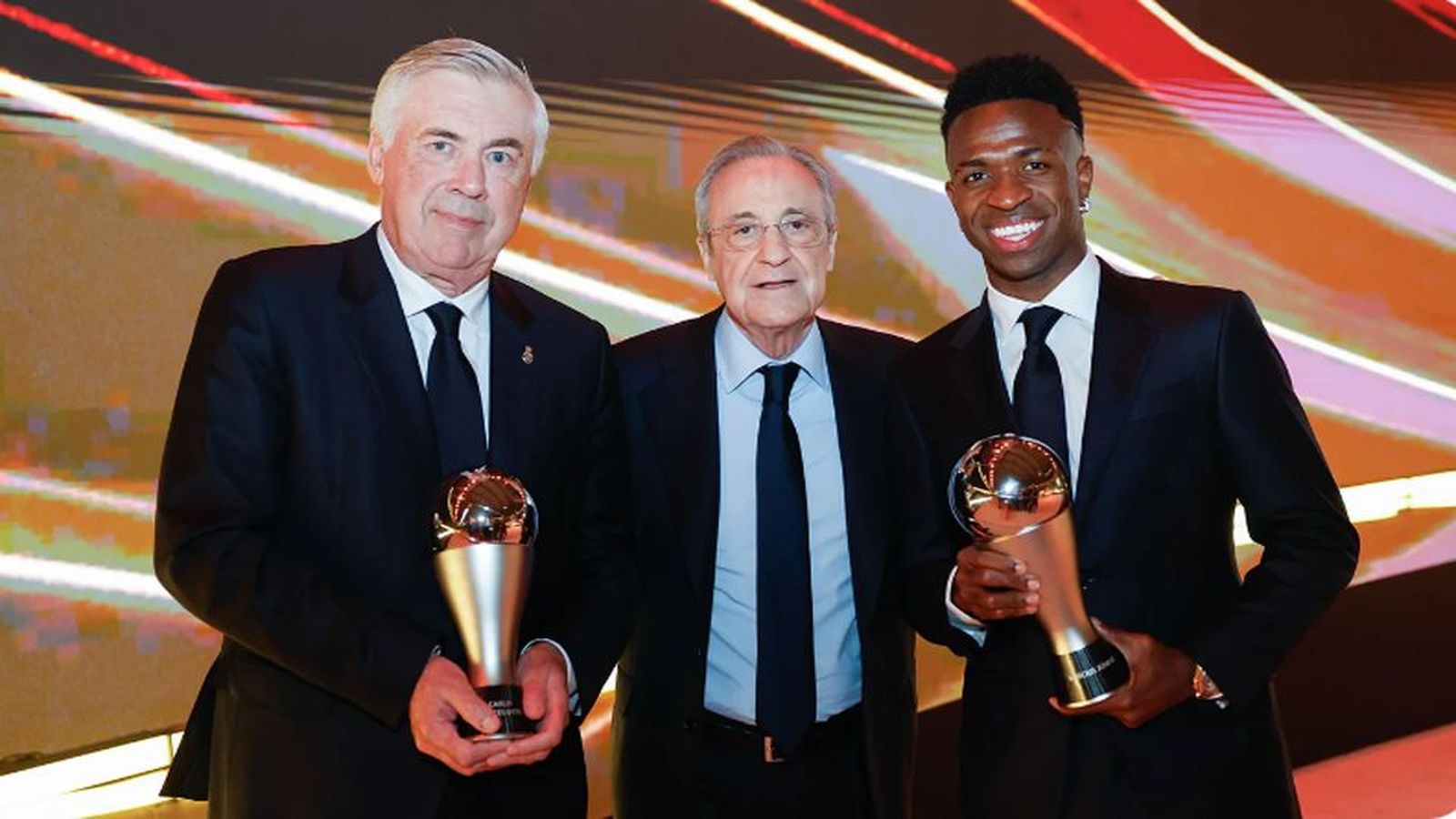 Vinicius y Ancelotti dedican sus respectivos premios