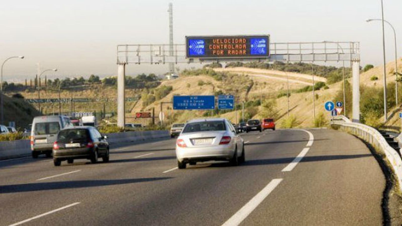 DGT baja la velocidad en vías con más bicis y saca los camiones de los puntos negros
