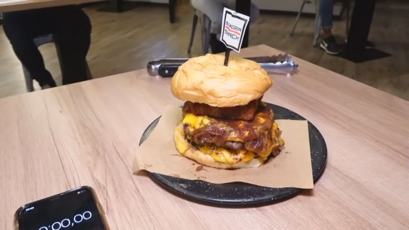¿Cómo 'zamparse' una hamburguesa de 5 plantas en 15 minutos?