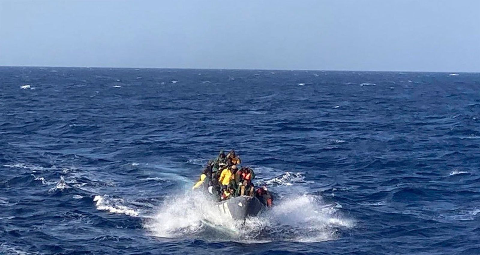Dos muertos y un herido grave en un cayuco a la deriva que llega a Gran Canaria