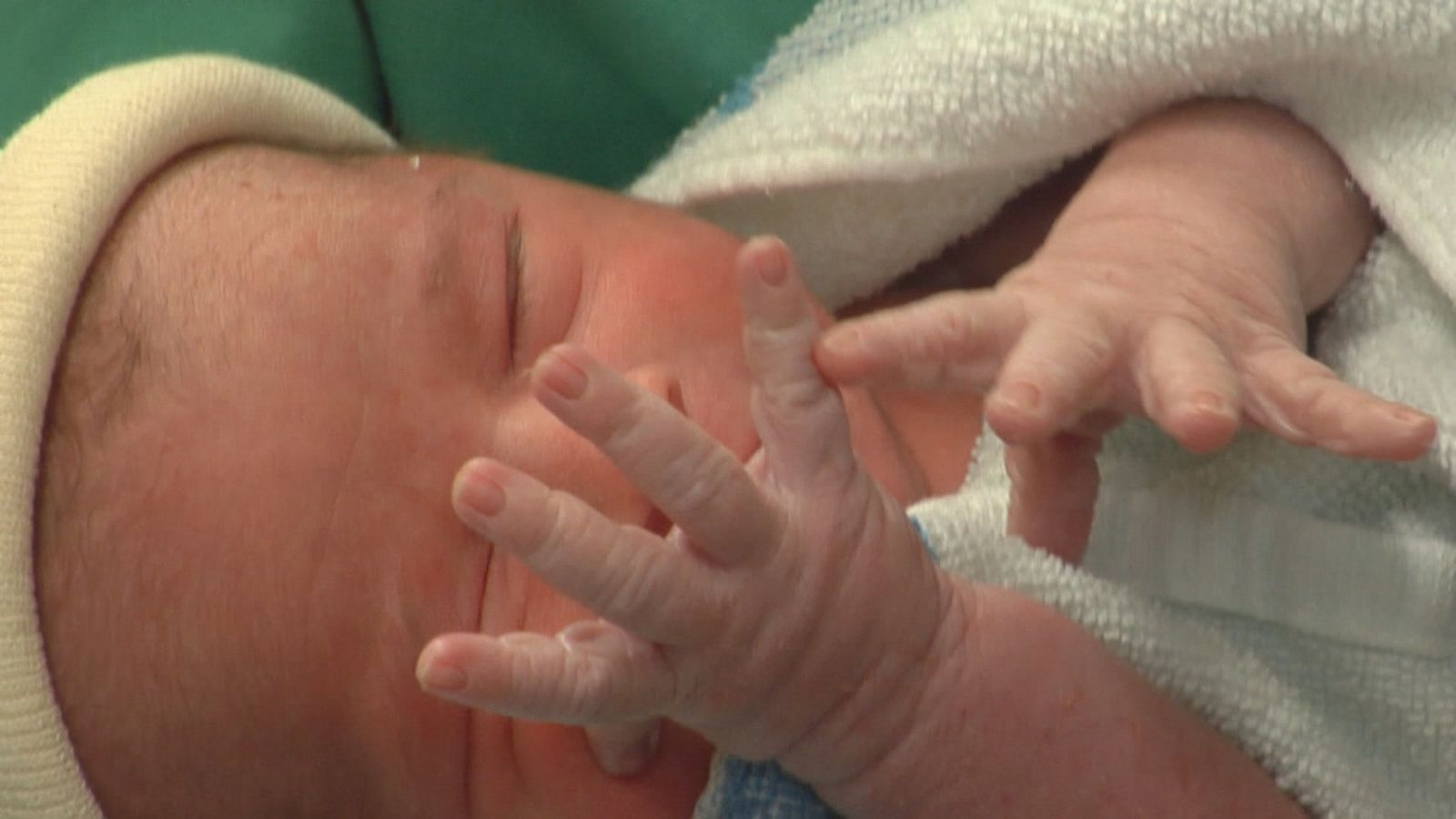 Un recién nacido en la Maternidad del Hospital Gregorio Marañón