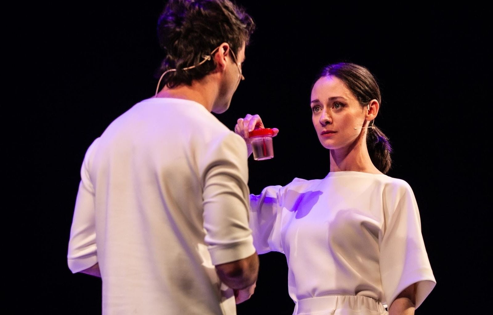 Últimas funciones de 'El efecto' en Teatros del Canal, una tragicomedia sobre el amor y la ciencia