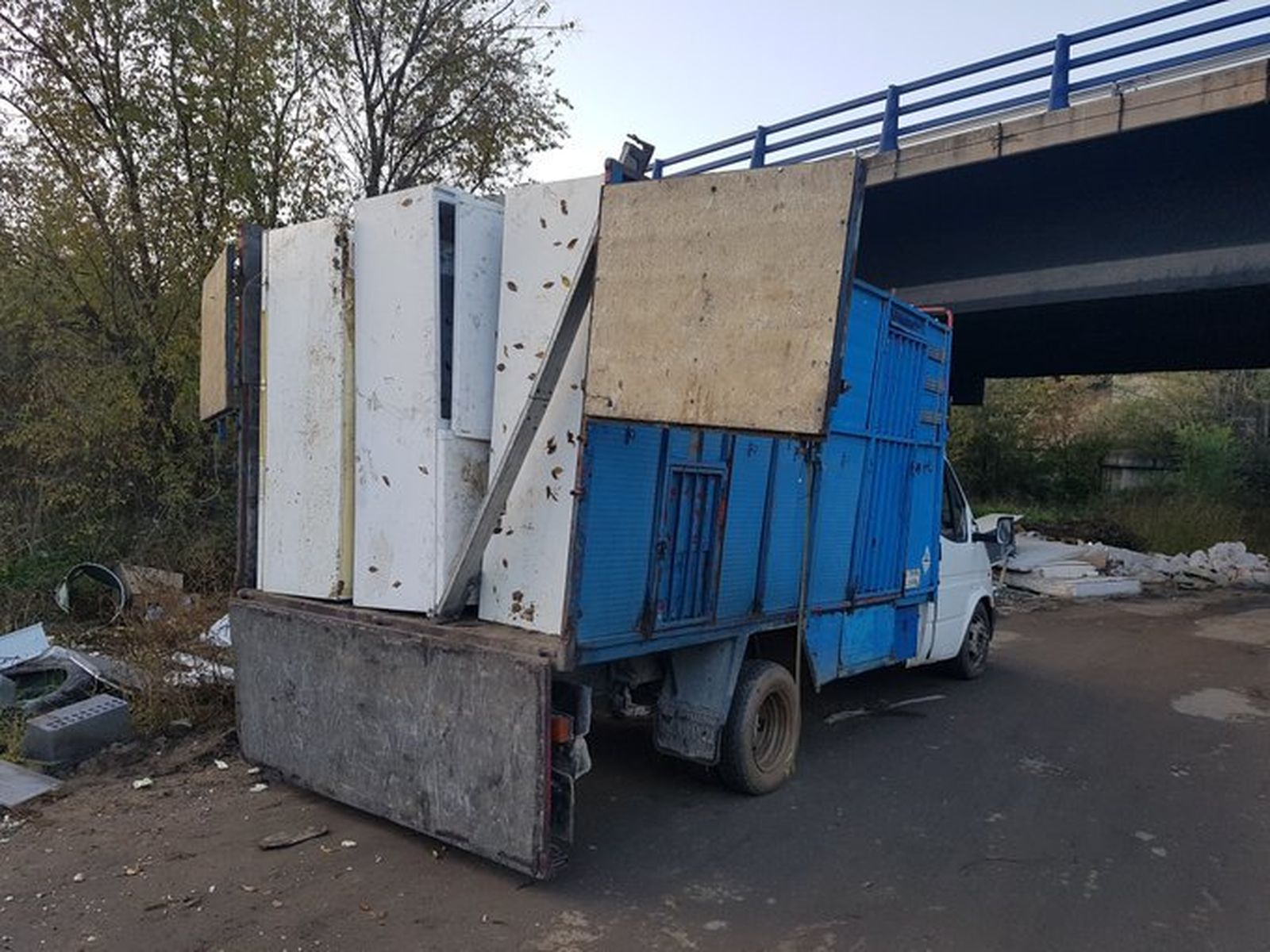 Vertido de 18 frigoríficos al río Guadarrama.