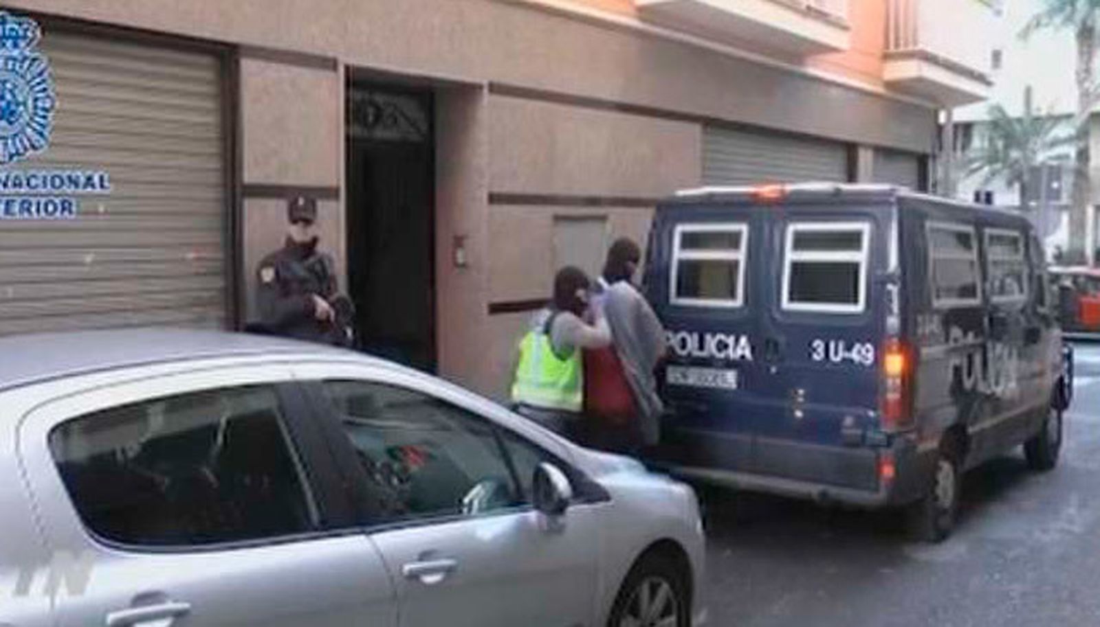Detenido hombre que posaba con mujer e hijo como emblemas del Dáesh y armas