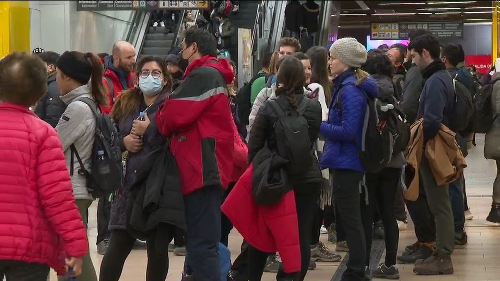 Indignación por las largas colas en el intercambiador de Moncloa para subir a la sierra