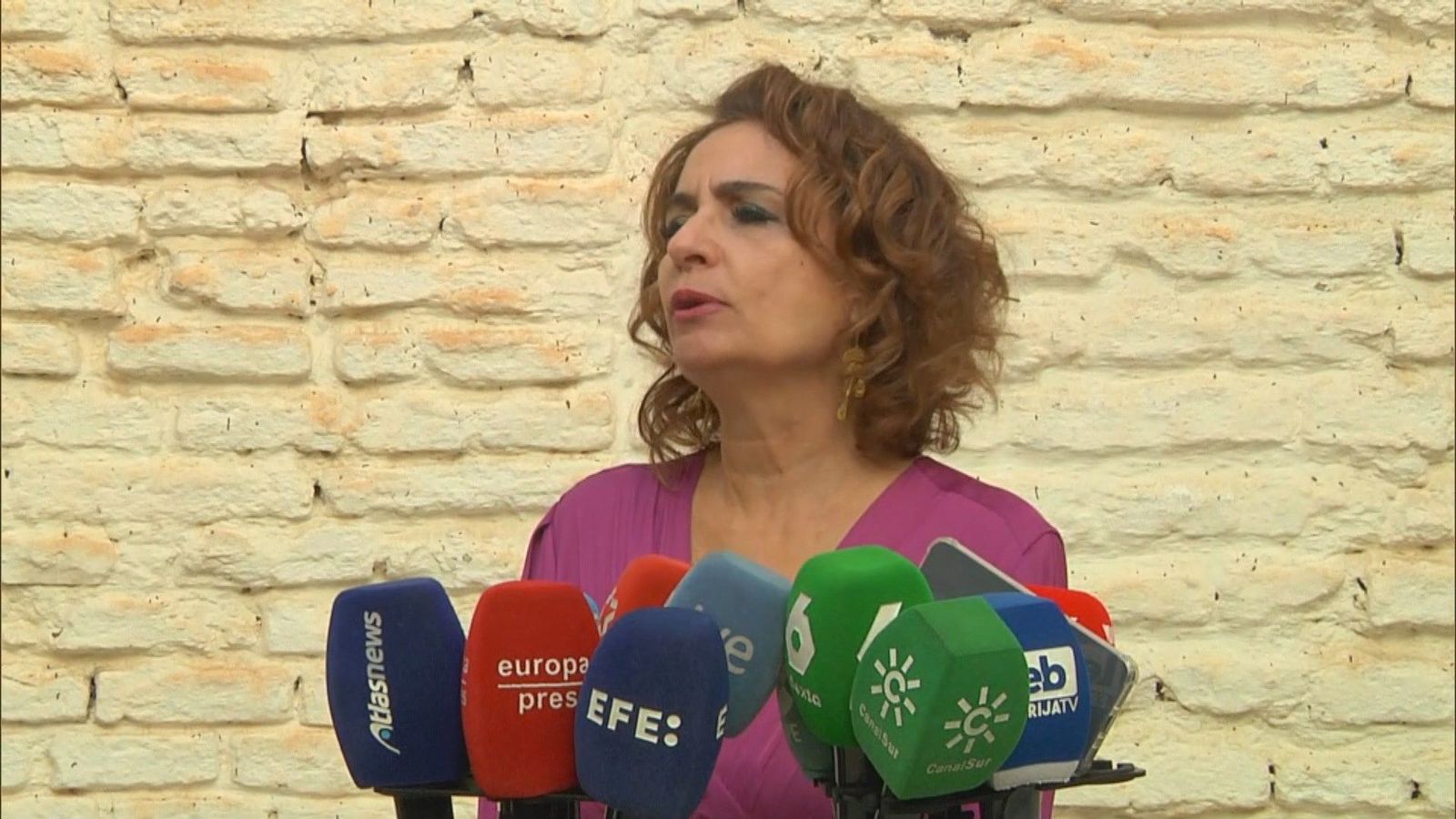 Montero avisa a Ábalos de que el Gobierno "no se va a dejar chantajear por nadie"