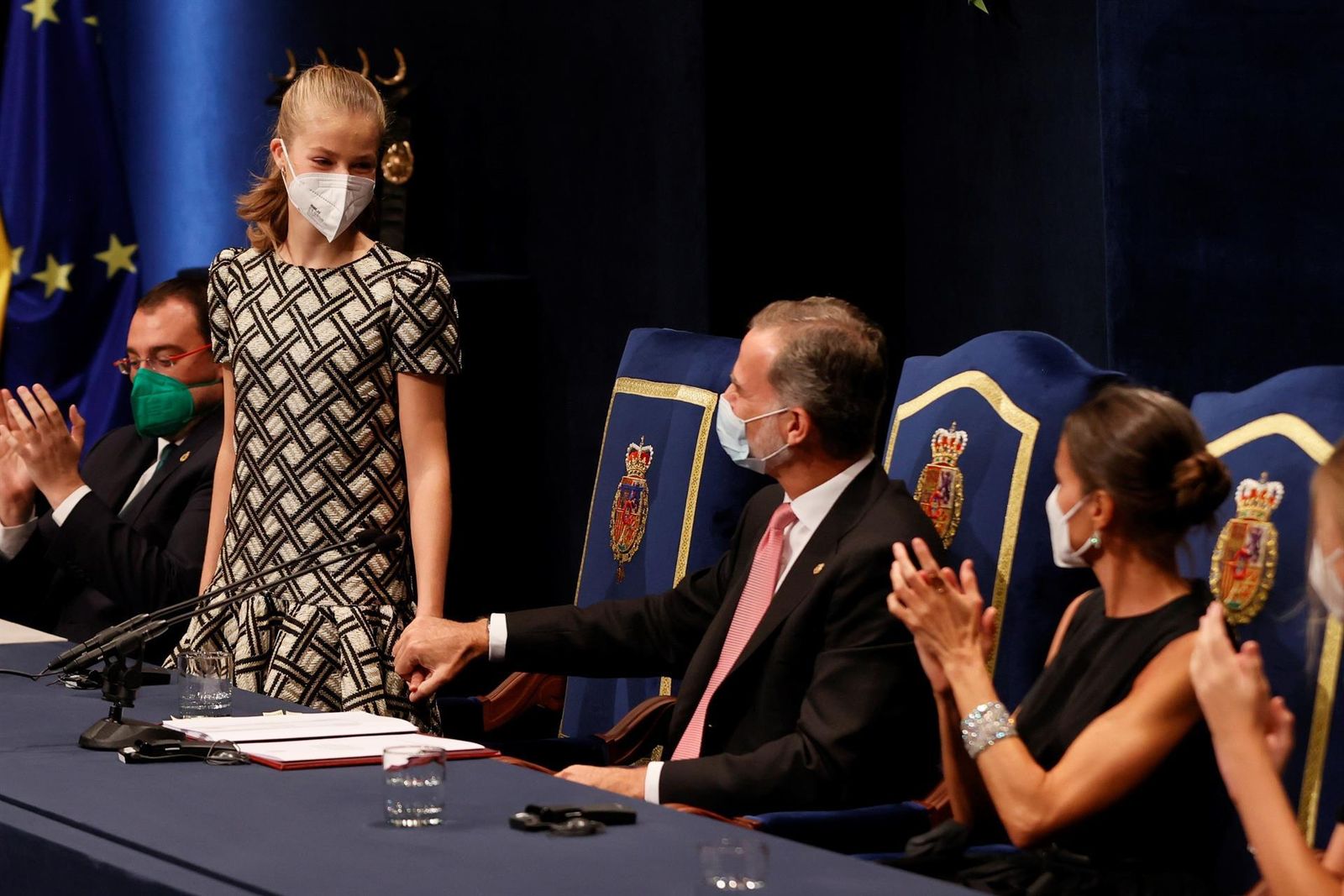 Los reyes felicitan a la Princesa de Asturias tras su intervención