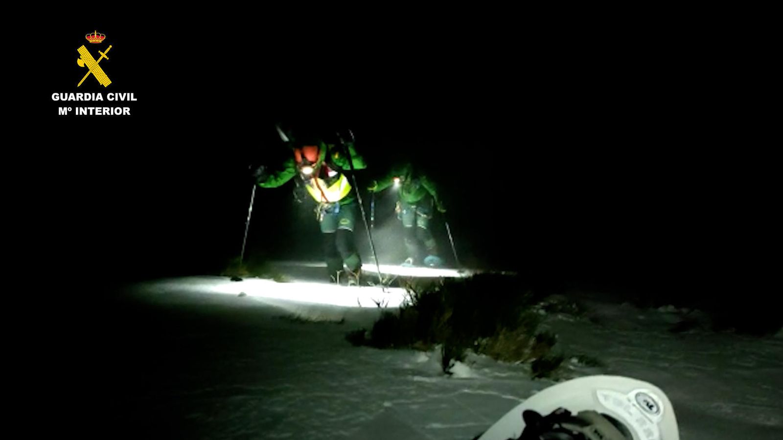 Agentes de la Guardia Civil durante la búsqueda y rescate del cuerpo del montañero fallecido en el Pico Curavacas