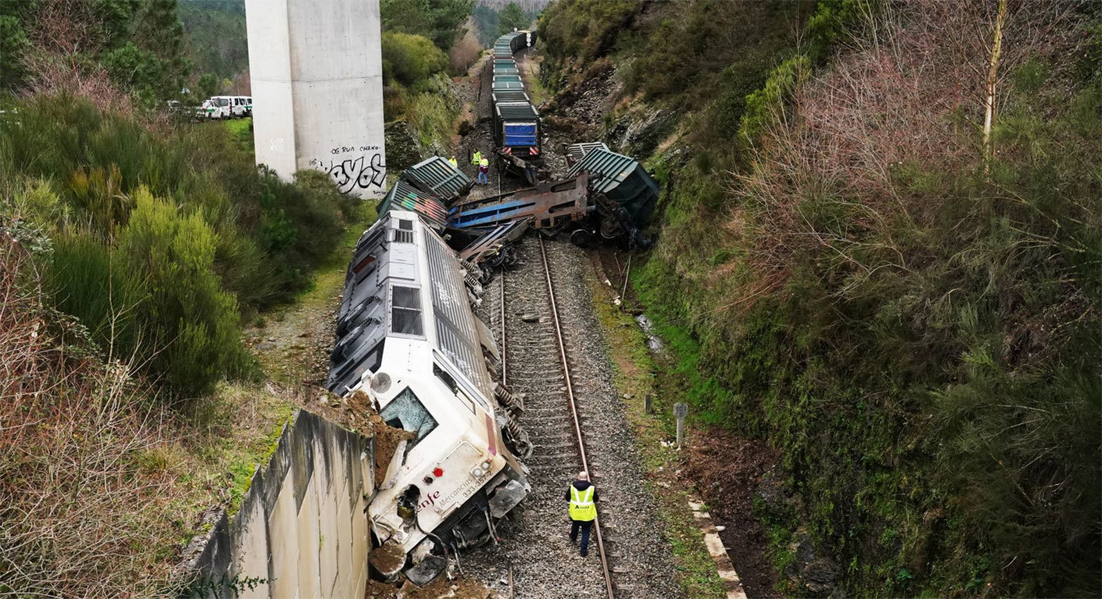 Un derrumbamiento sobre la vía, posible causa del descarrilamiento de un tren de mercancías en Pontevedra