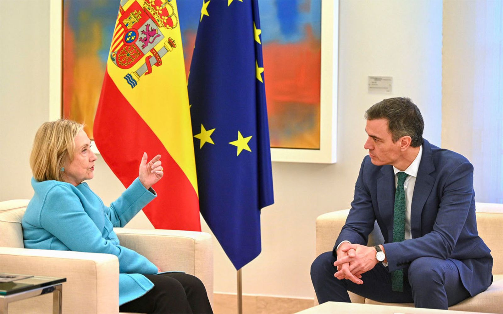 Pedro Sánchez recibe en el Palacio de la Moncloa a Hillary Clinton