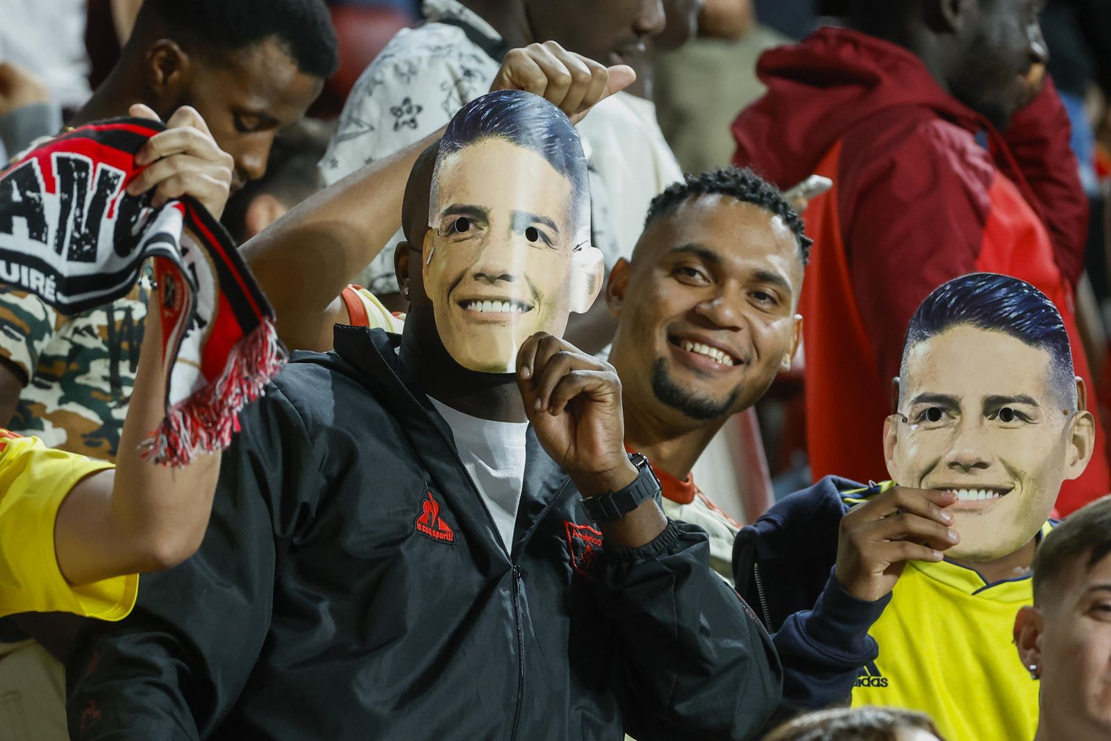 Aficionados del Rayo Vallecano con máscaras con la cara de James Rodríguez