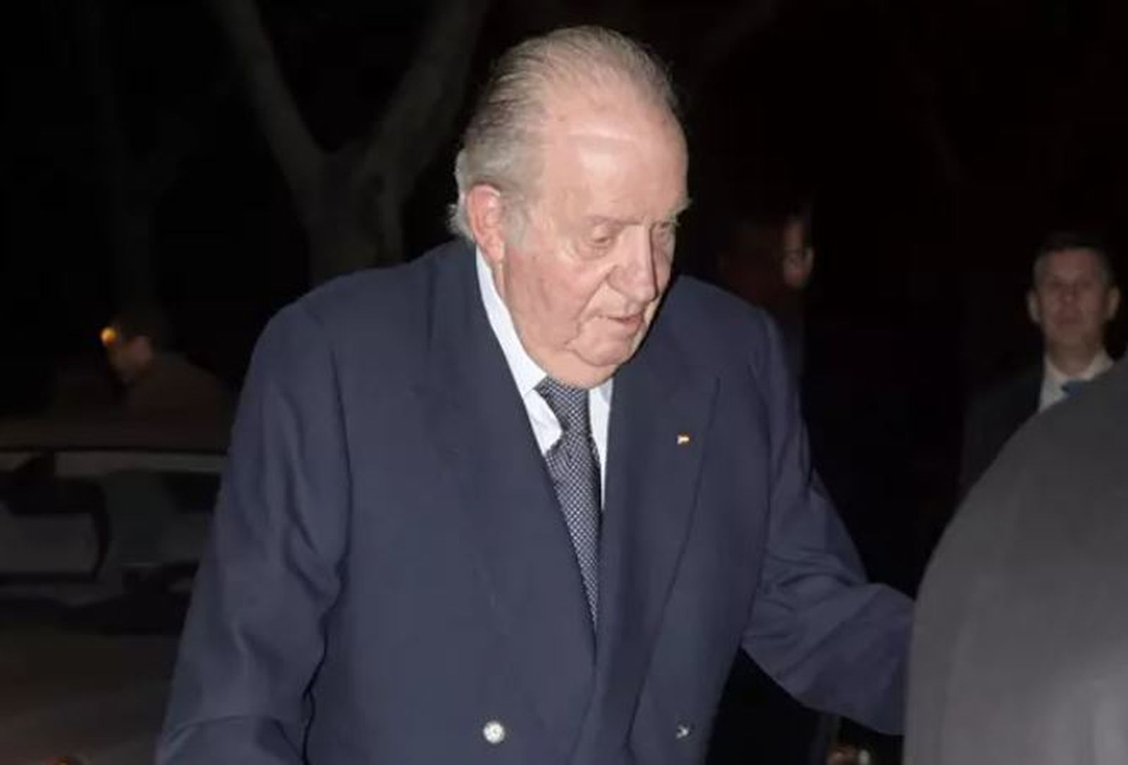 Publican una imagen del Rey emérito en Abu Dabi acompañado de dos escoltas