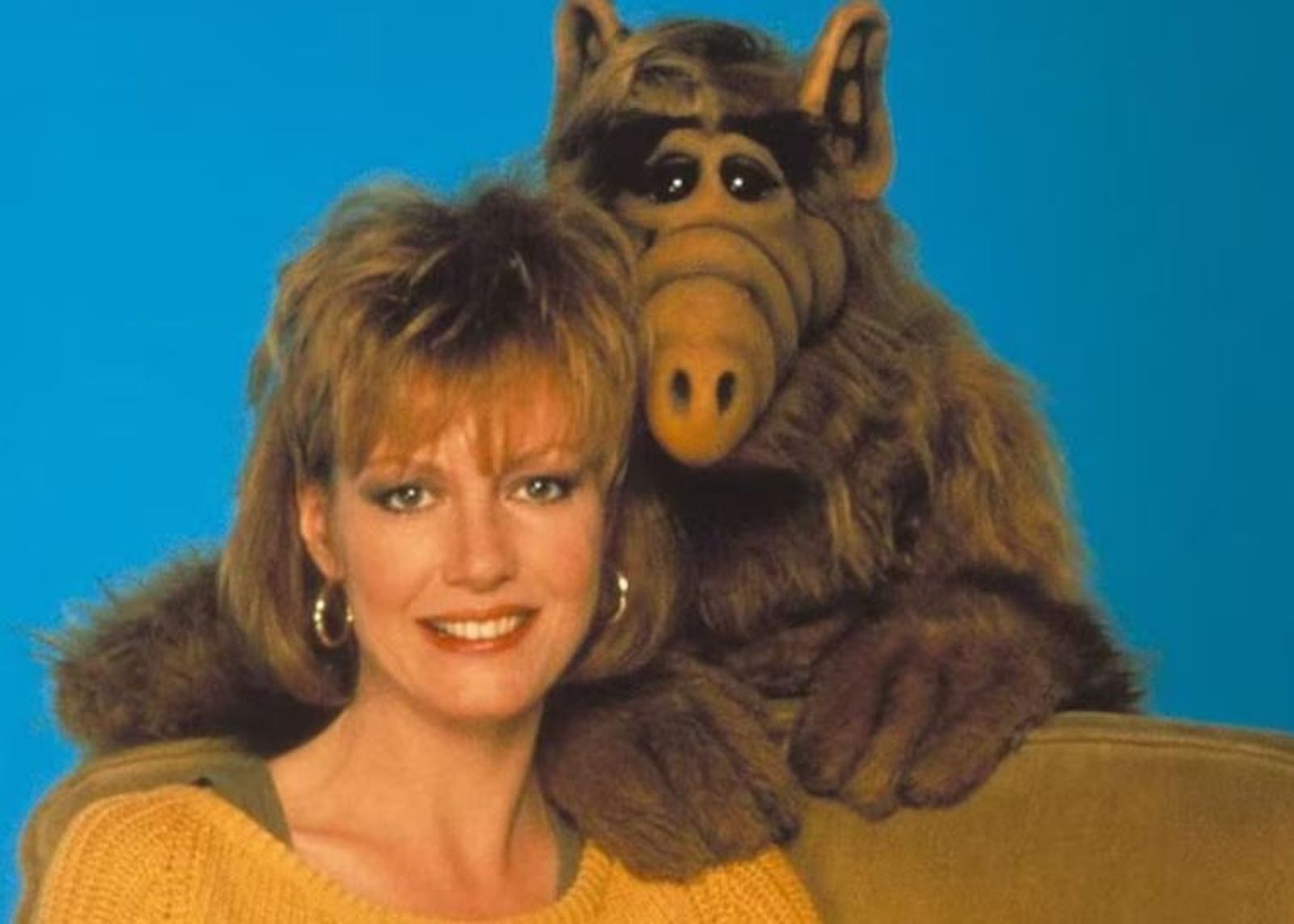 La actriz Anne Schedeen junto al popular Alf