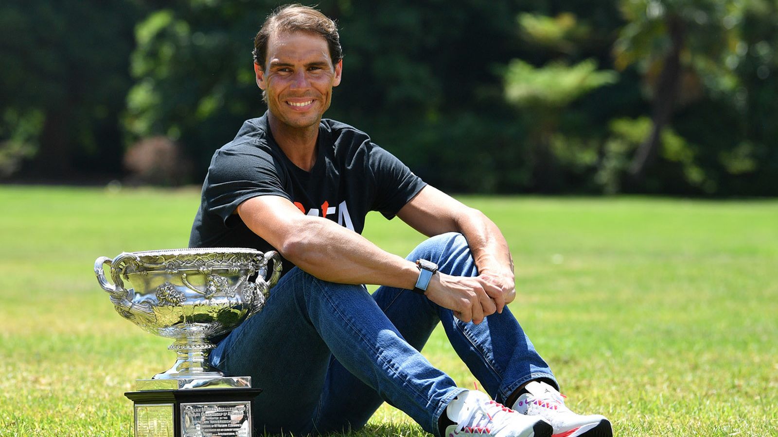 Rafa Nadal posa con el trofeo conquistado en Melbourne (31 de enero de 2022)