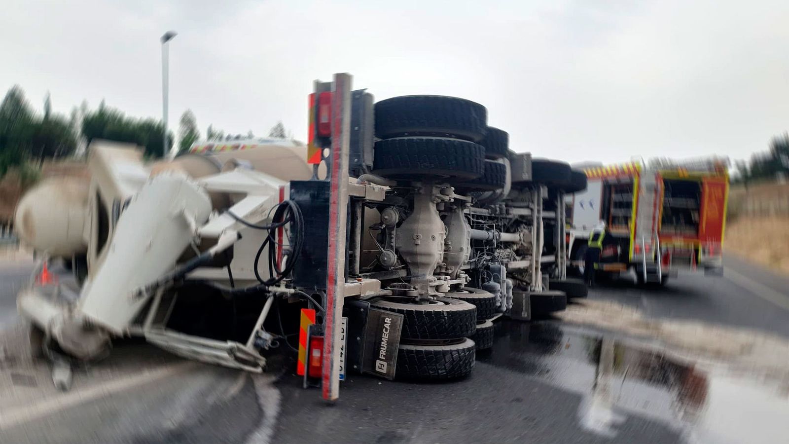 En el siniestro no se han producido heridos, pero los servicios de emergencias realizan tareas de prevención y limpieza de la calzada