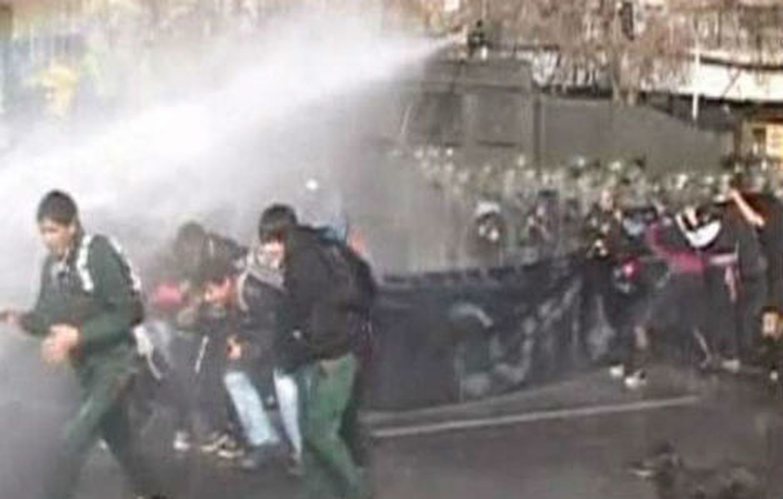 Decenas de heridos, 264 detenidos y coches quemados en los disturbios en Chile