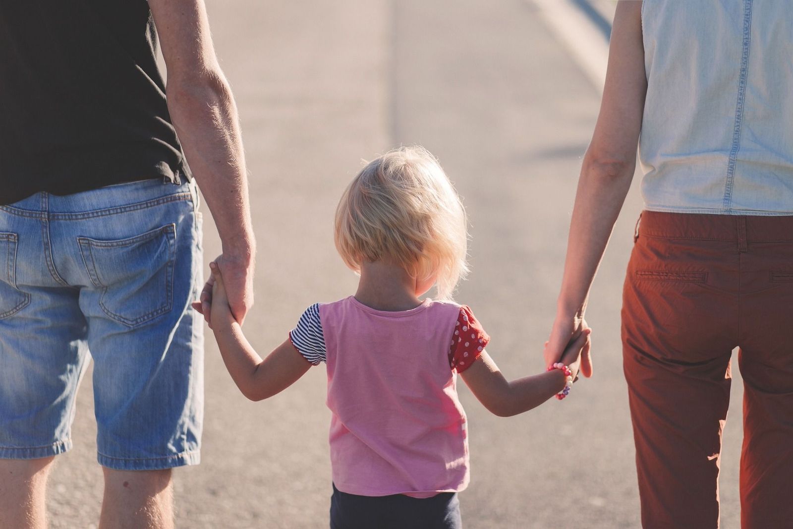 Cuando tener un hijo te hace pobre: gastar más y vivir peor