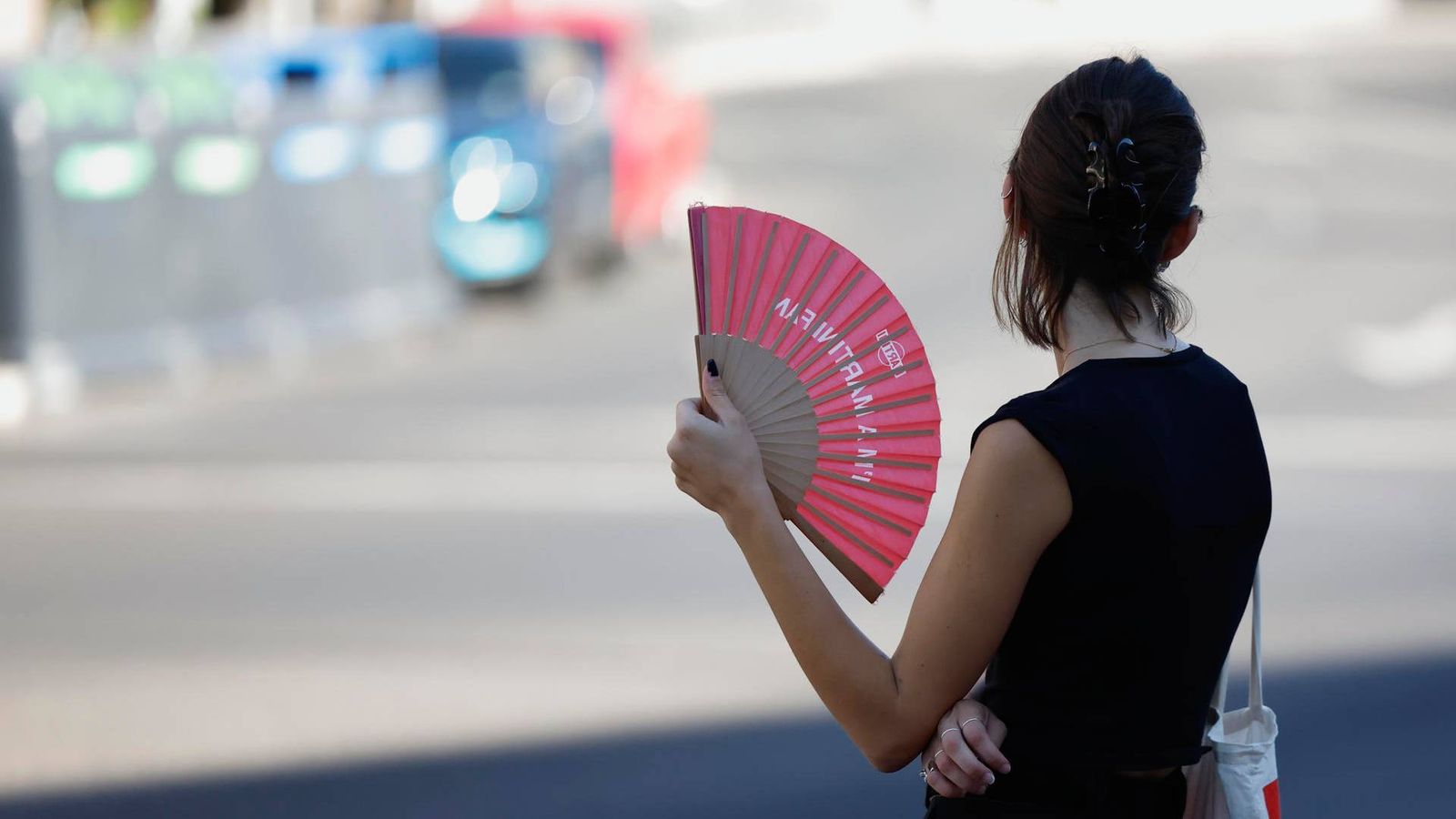 Una joven se abanica en Madrid