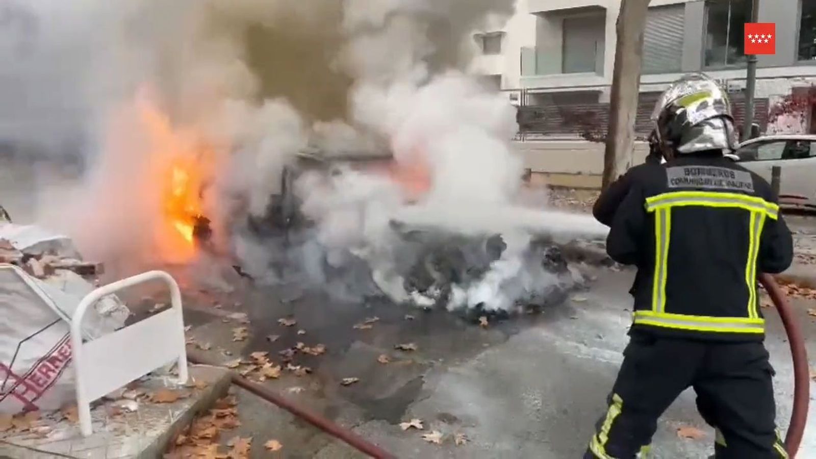 Bomberos evitan en Boadilla que el incendio de un vehículo se propague a otros coches