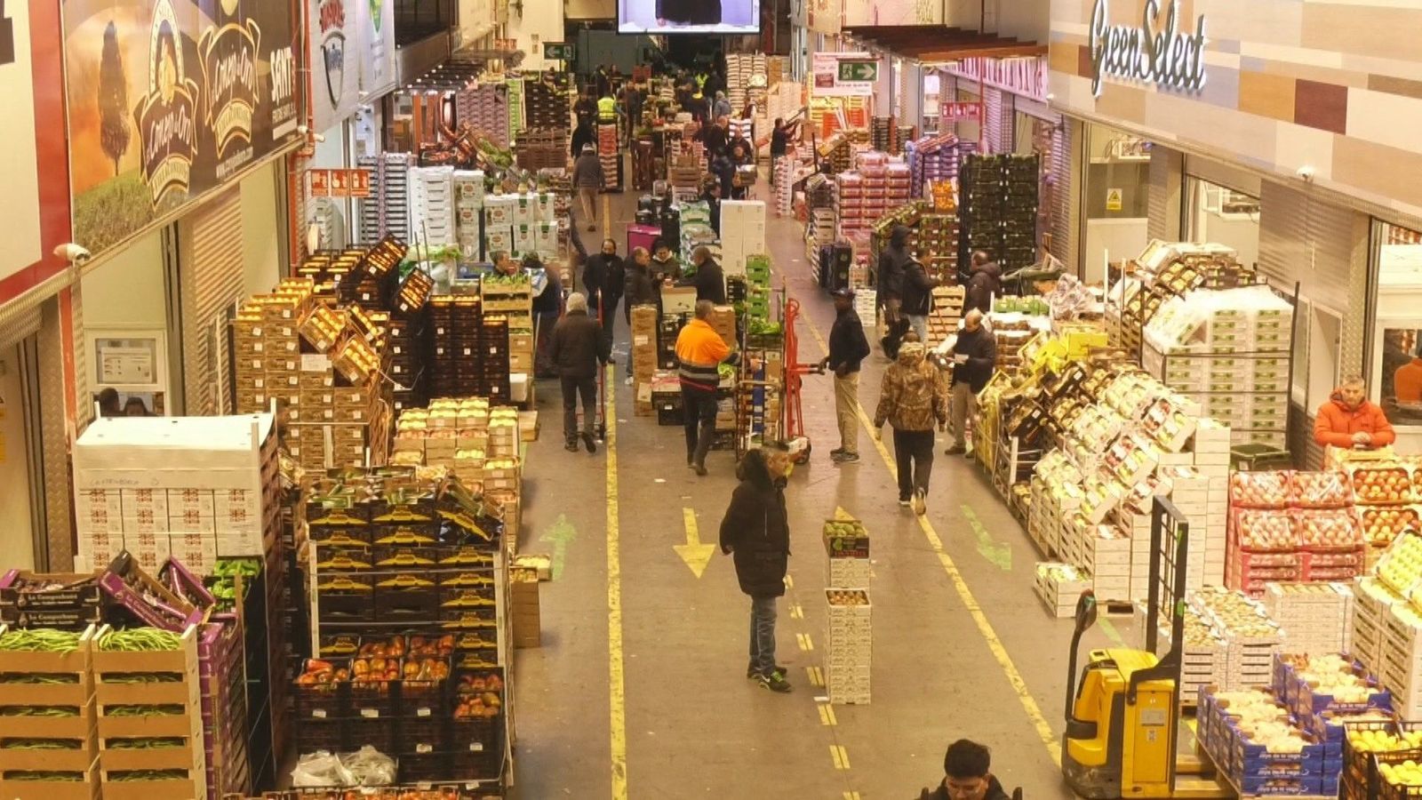 Así se llena la cesta de la compra en Madrid en vísperas de Nochevieja