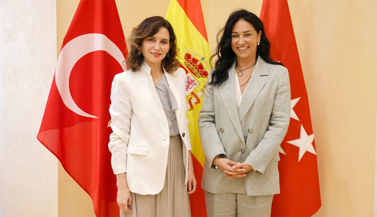 Díaz Ayuso  con la embajadora de la República de Turquía en  España, Nüket Küçükel Ezberci