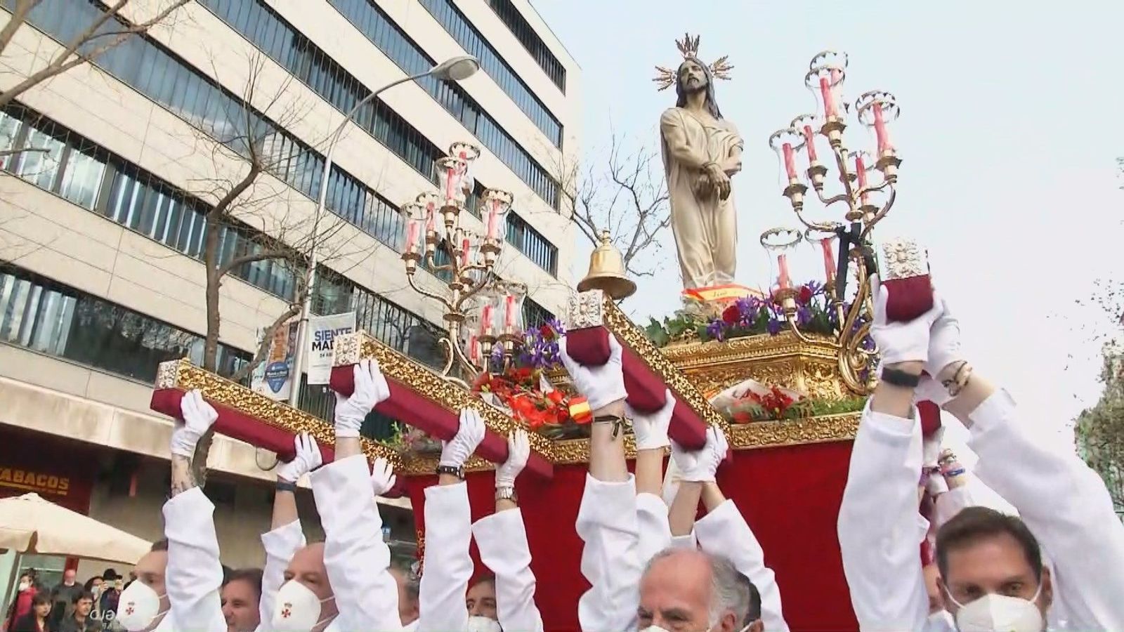 La Hermandad del Divino Cautivo dedica una 'levantá' a Telemadrid