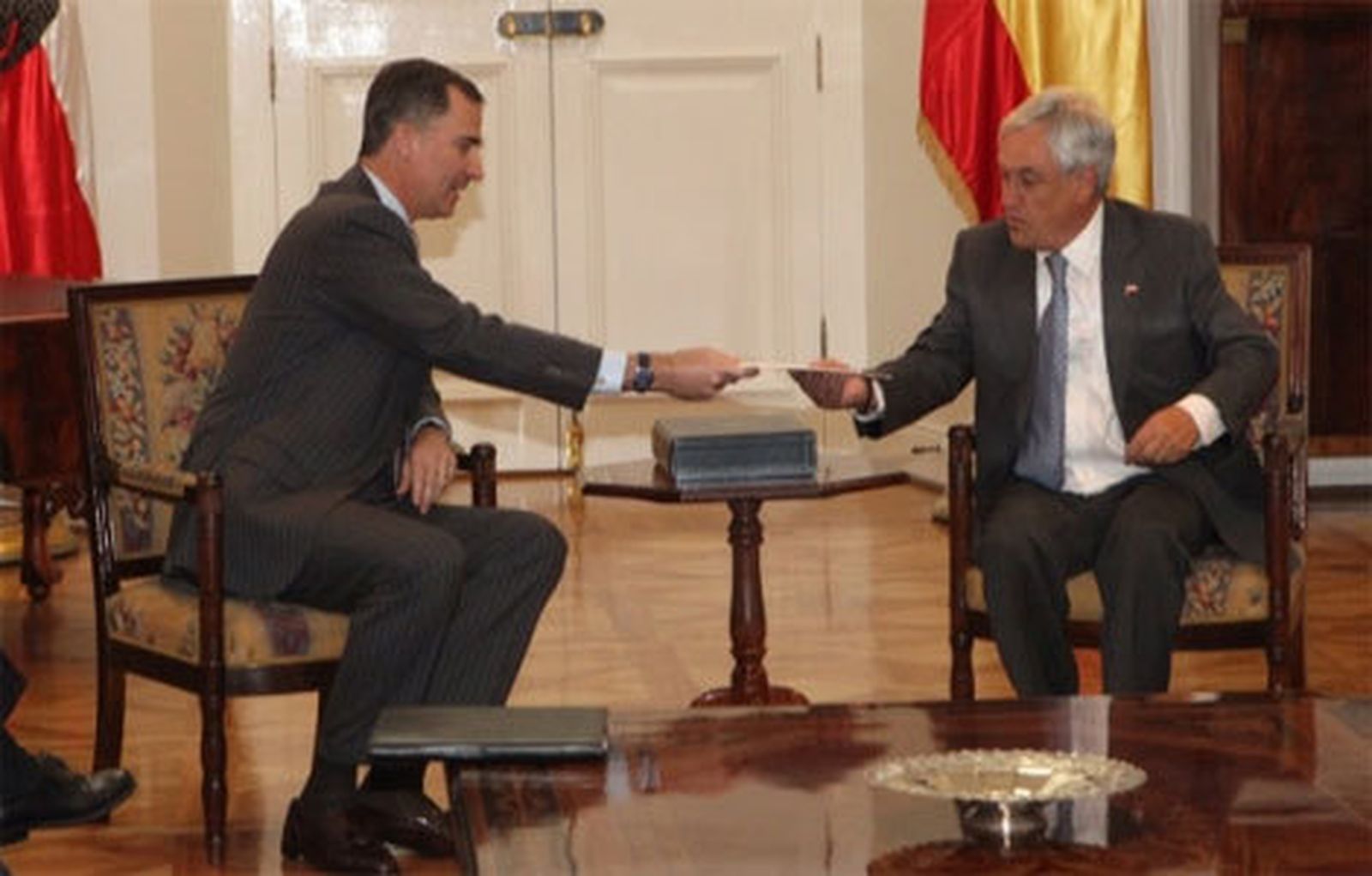 El príncioe Felipe fue recibido por el presidente saliente, Sebastián Piñera