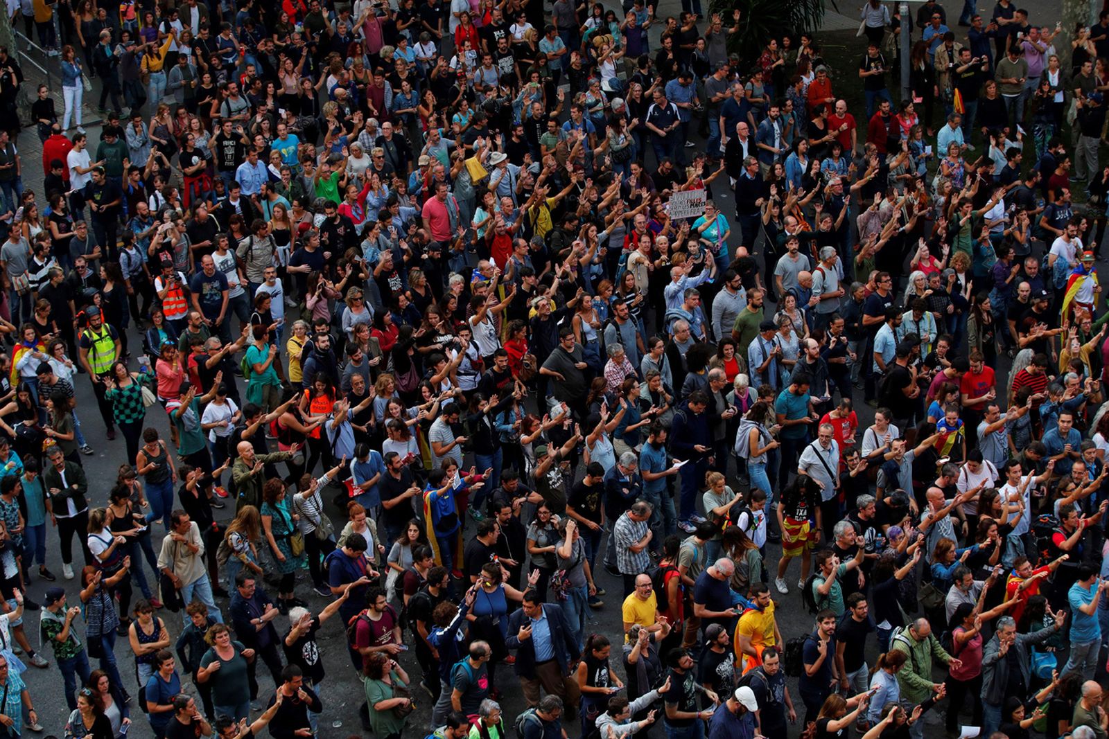 Miles de personas se concentran en la plaza de Urquinaona en una nueva protesta convocada por los autodenominados Comités de Defensa de la República