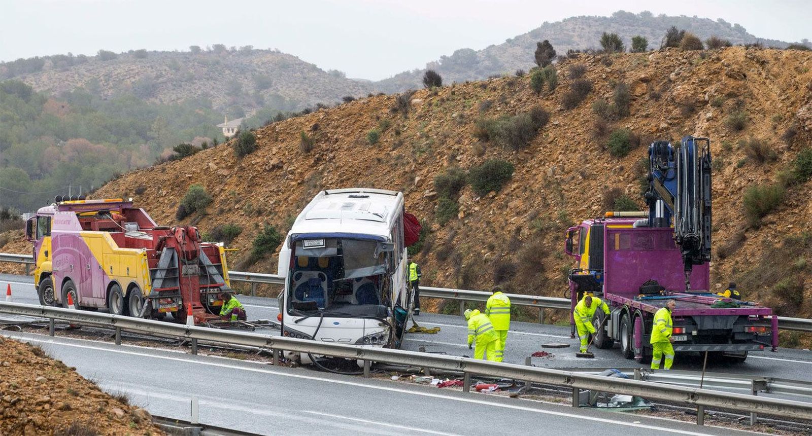 Un autobús del Imserso con 45 ocupantes vuelca en la A-7 a las afueras de Murcia