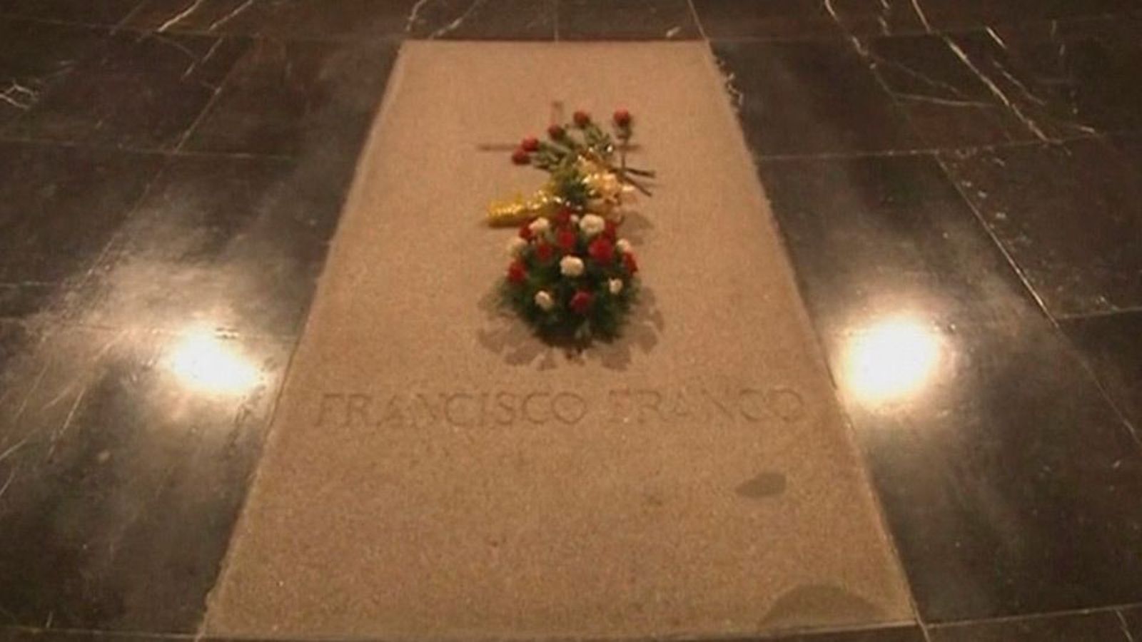 El Gobierno aprobará este viernes la exhumación de los restos de Franco mediante un decreto ley