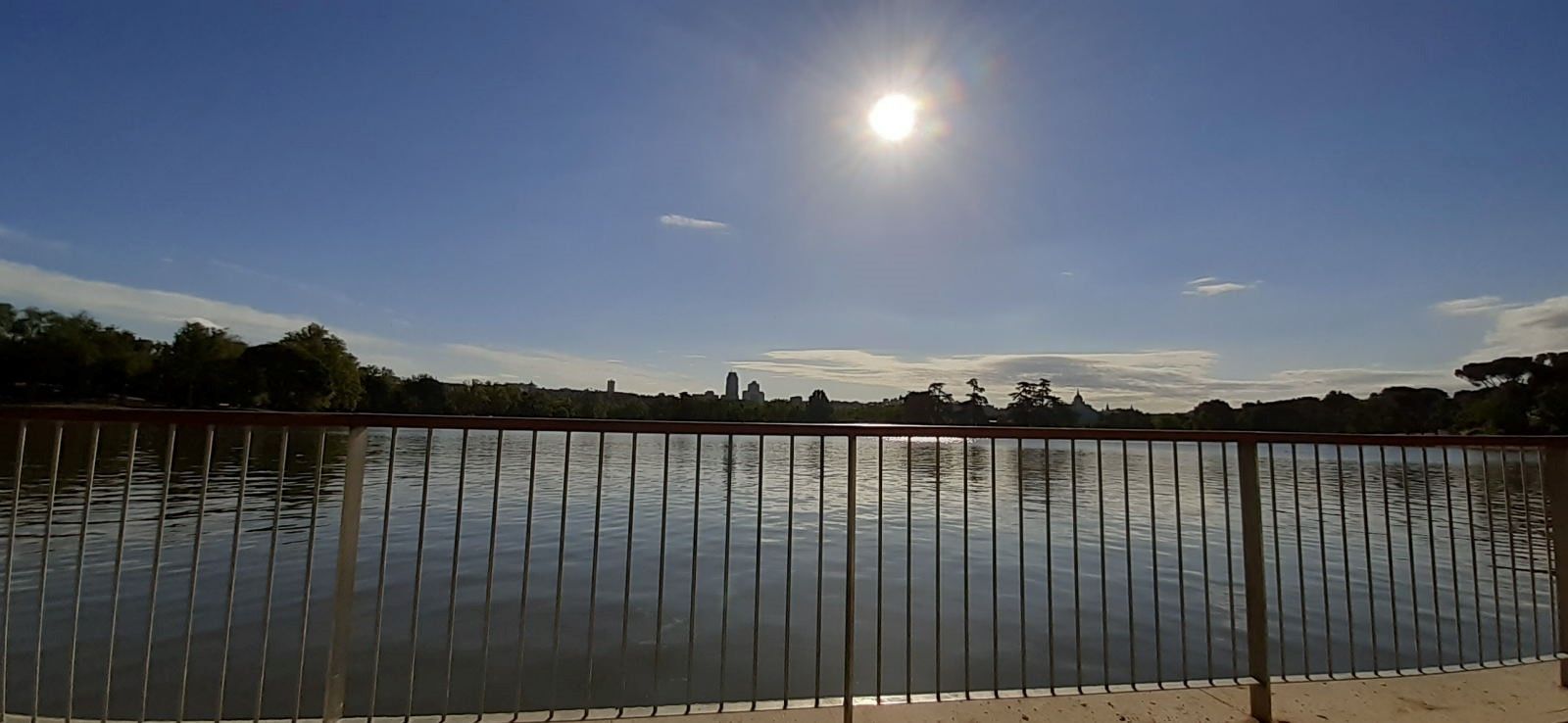 Sol y cielo despejado sobre el lago de la Casa de Campo de Madrid