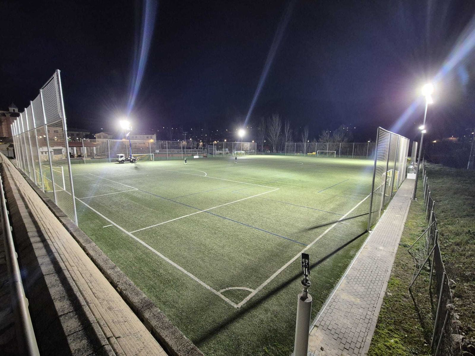 El campo municipal de fútbol de Villar del Olmo con la nueva iluminación