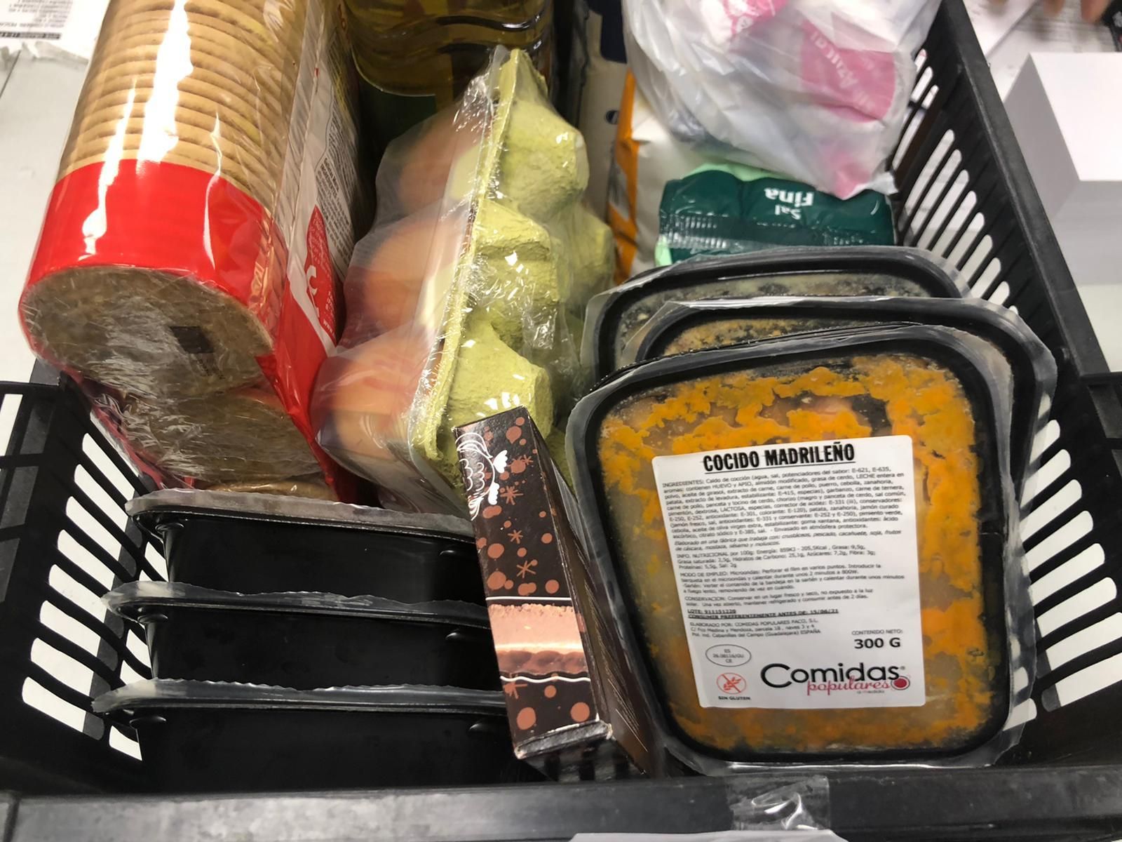 Contenido de una de las cestas entregadas con las raciones de cocido