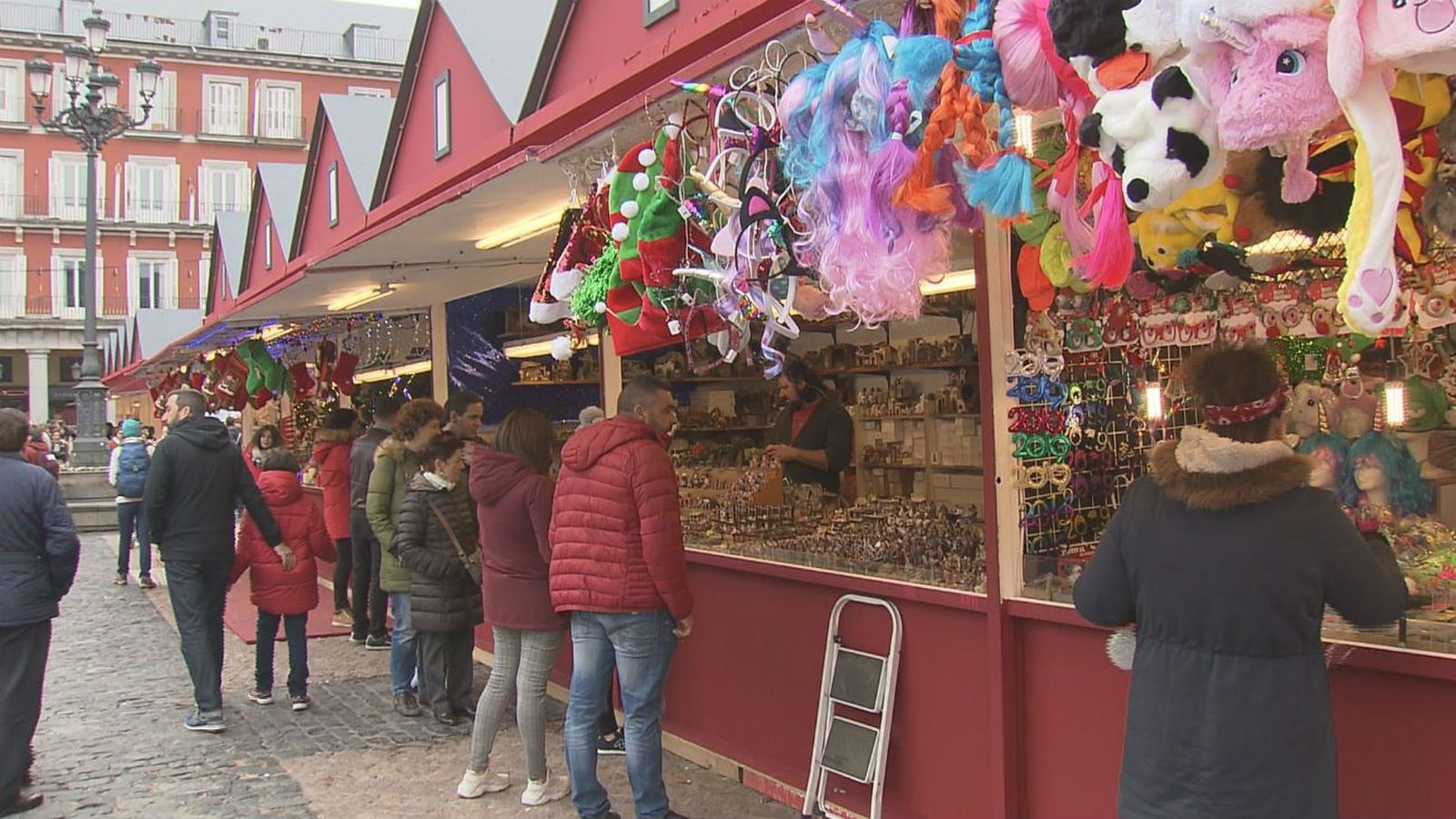 Los madrileños disfrutan del Mercado de Navidad de la Plaza Mayor