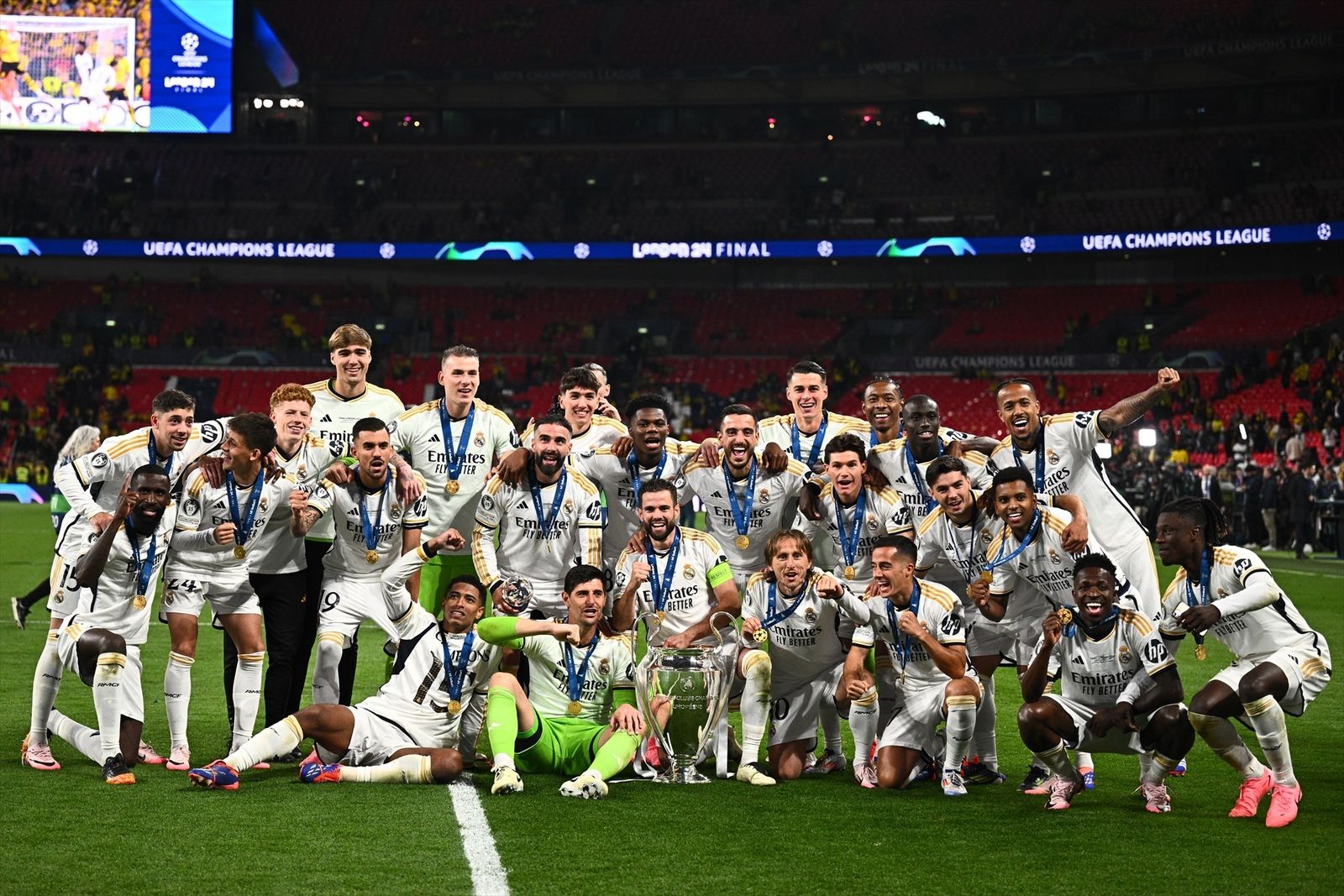 Foto de familia del Real Madrid con su trofeo número 14 de Champions League