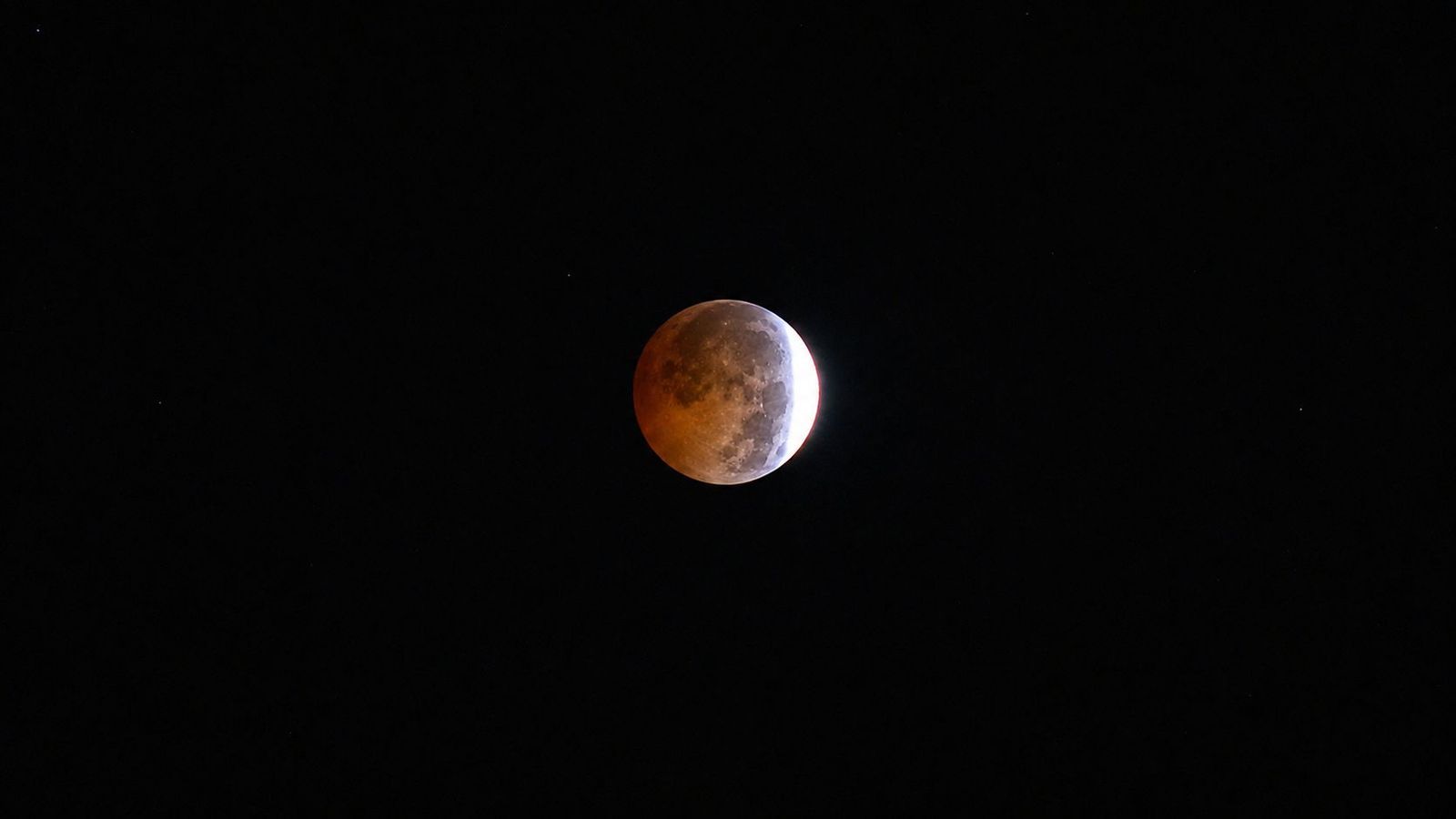 Y la Luna se tiñó de rojo... así se ha visto el eclipse lunar en Madrid