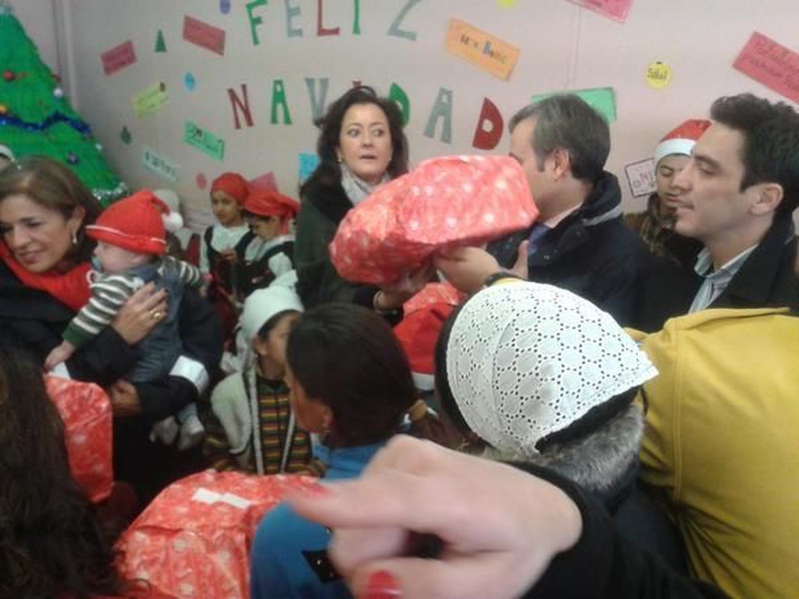 Botella reparte juguetes a los niños  de los centros de Valdelatas y San Roque
