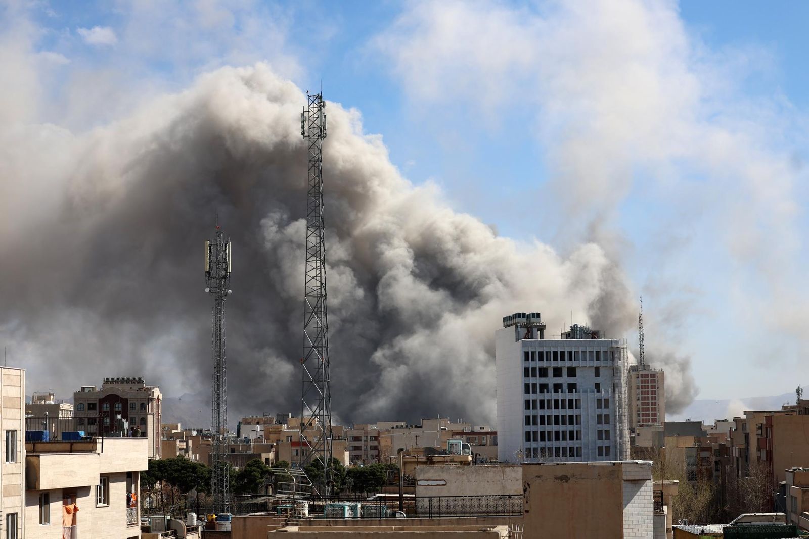 El humo se eleva en el centro de Teherán tras un ataque israelí en Irán