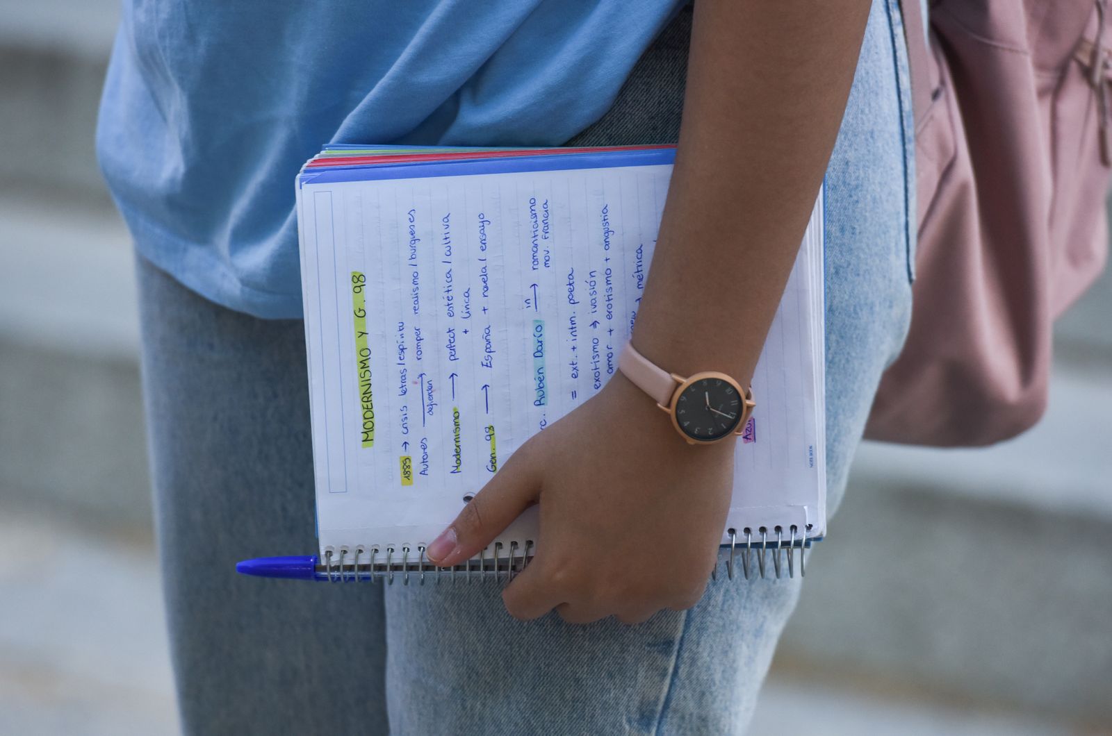 Una estudiante con apuntes se presenta a la EvAU en Madrid