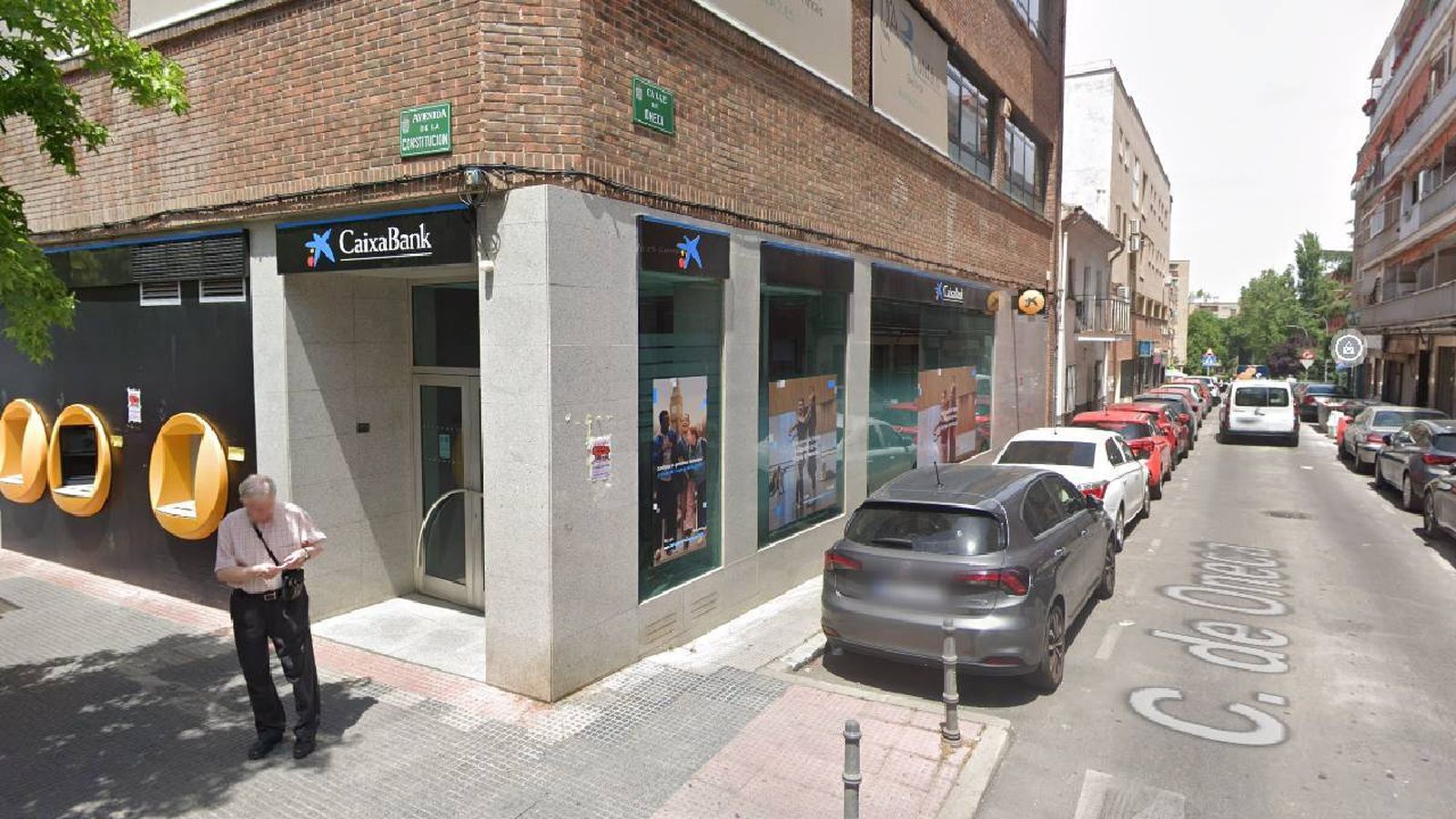 Confluencia de la Calle Oneca con la Avenida de la Constitución en Coslada